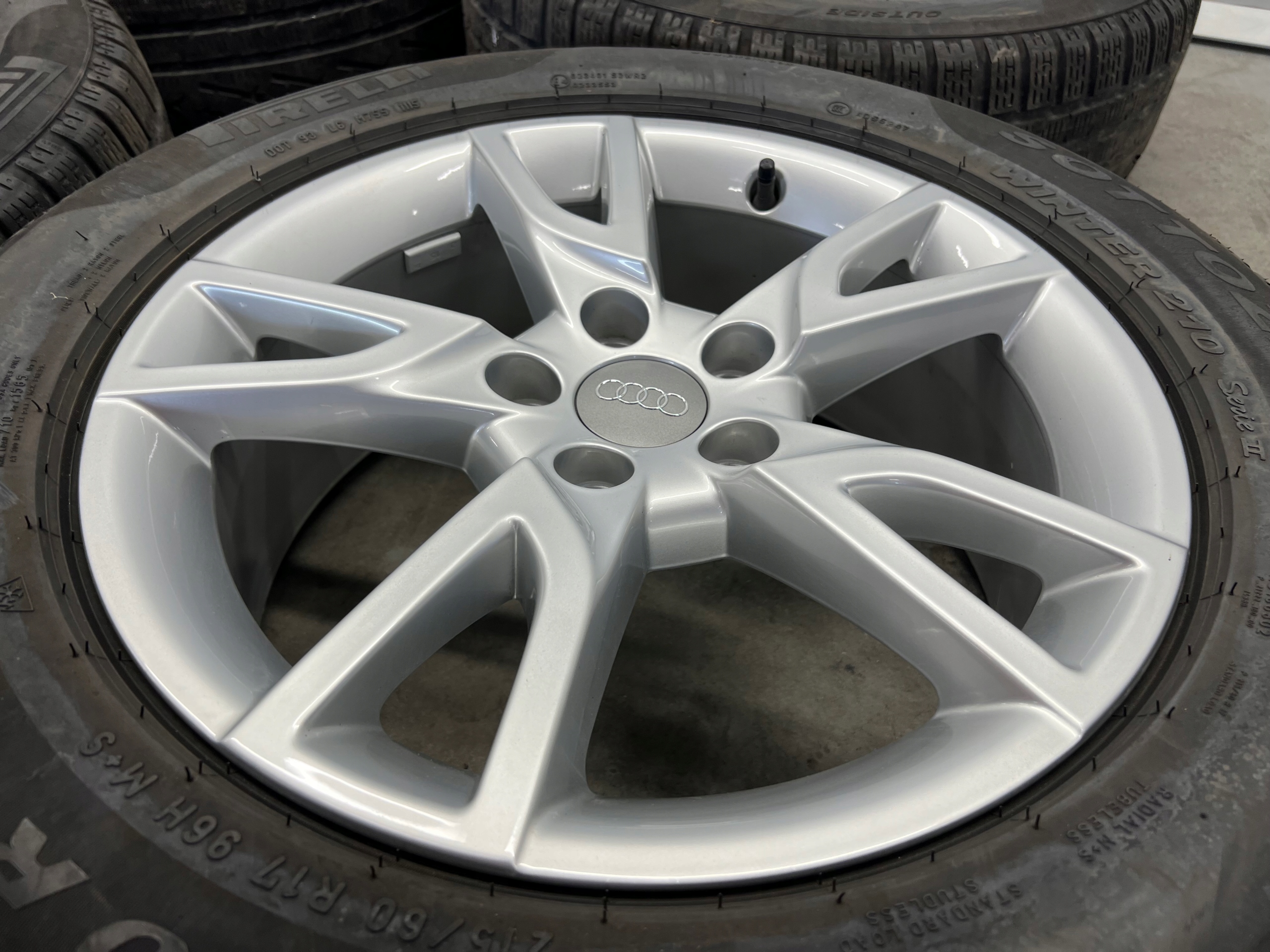AUDI Q3 wheels discs 16 tyres winter 215/60/17R 8U0071497