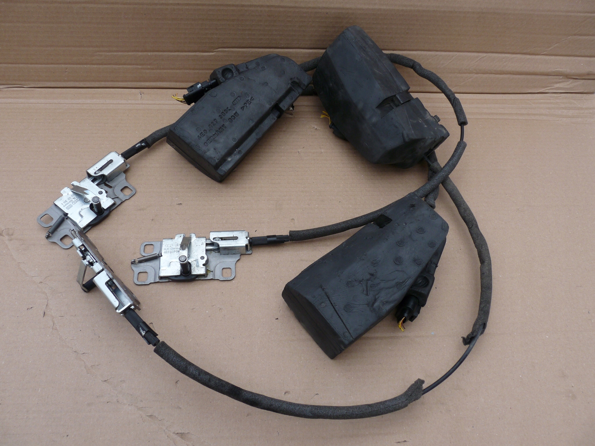 AUDI A8 D3 ZAMEK DOCIĄG KLAPY TYŁ 4E0827383C