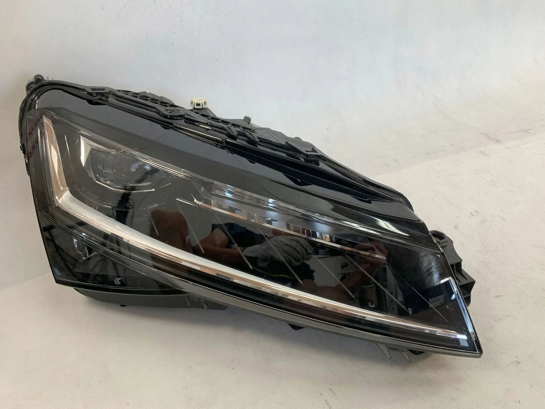 Skoda Superb 3 III 19r FL Reflektor right light right 2019 3V1941016D