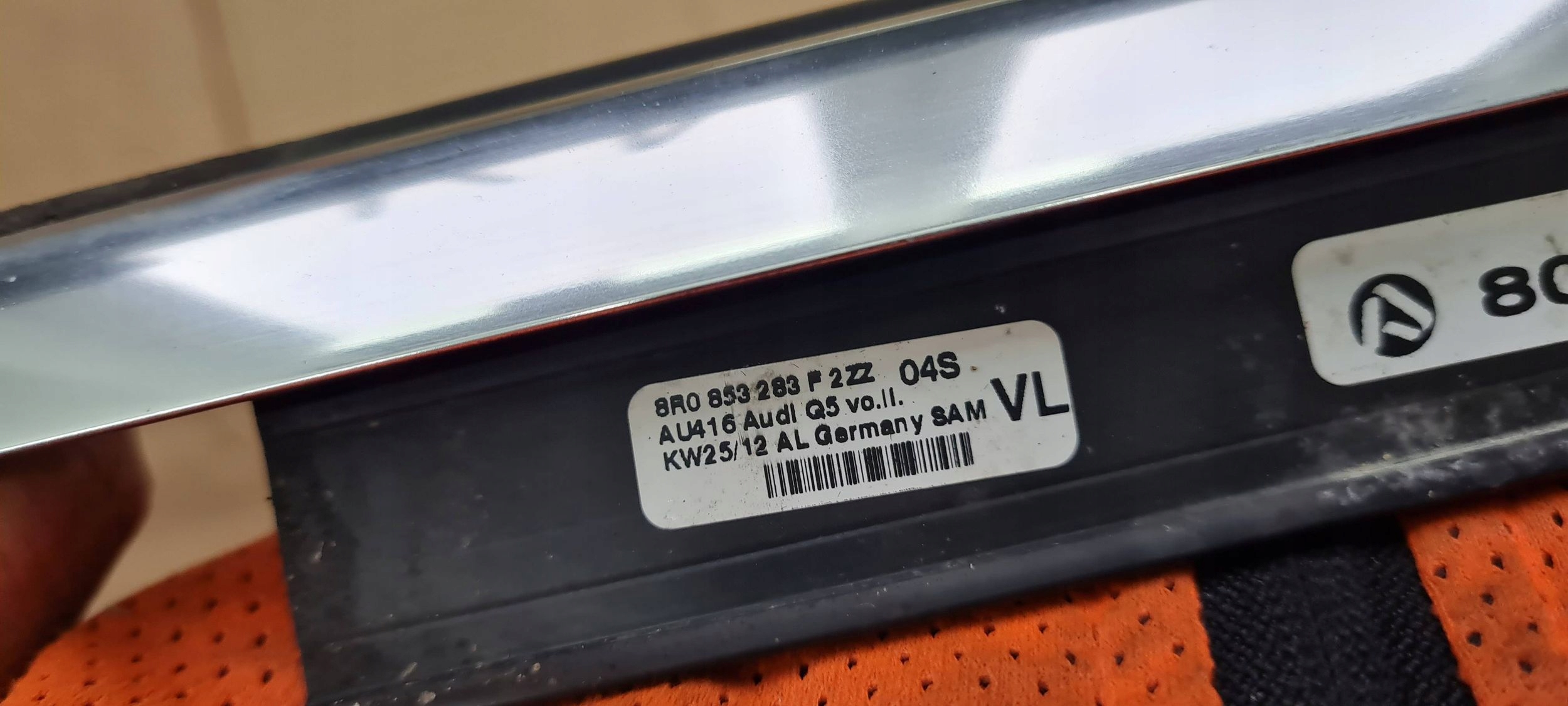 Q5 8R lišta dveře prachové levá levý předek CHROM 8R0853283F