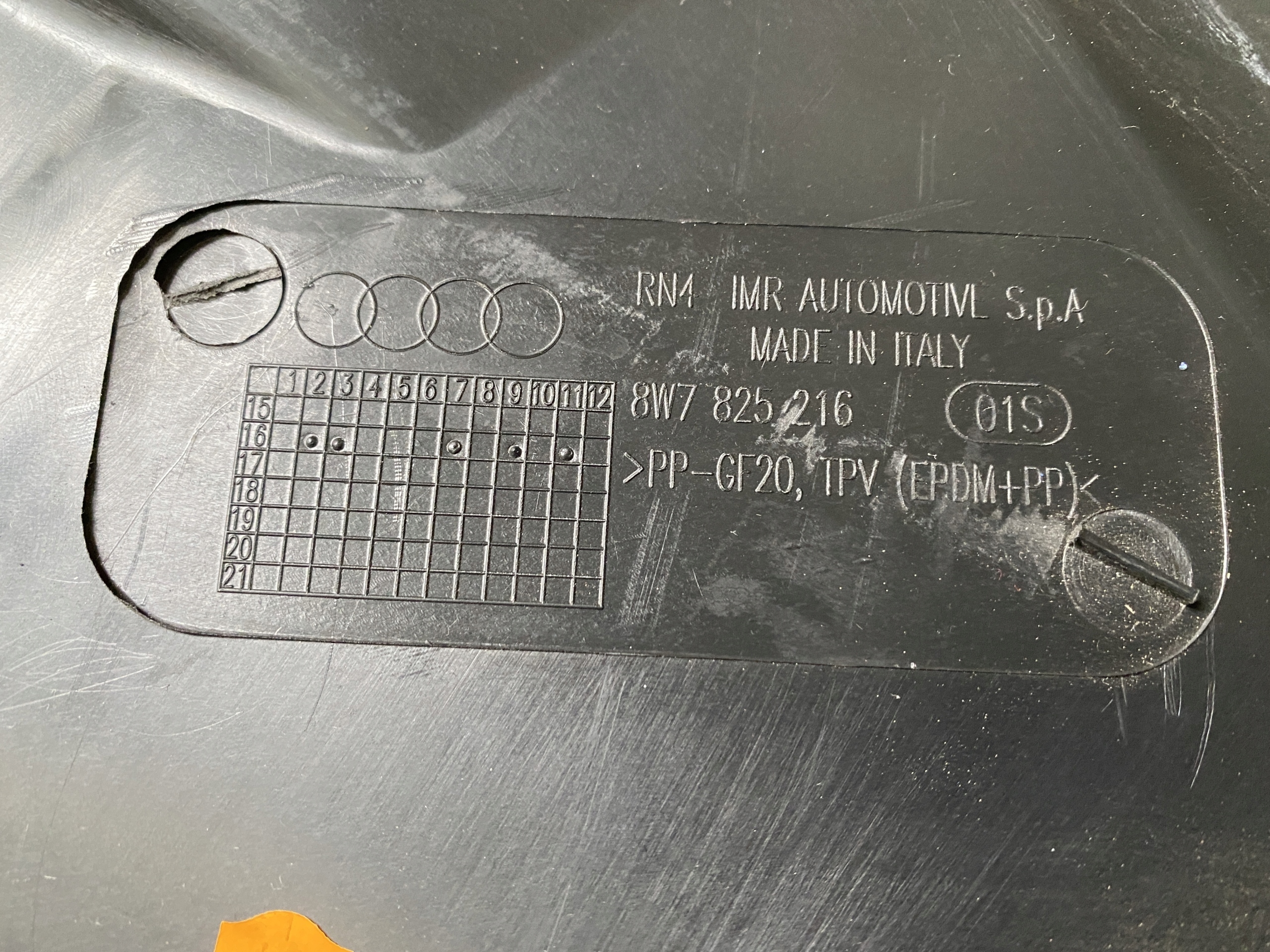 AUDI A5 8W CABRIO cover chassis right 8W7825216