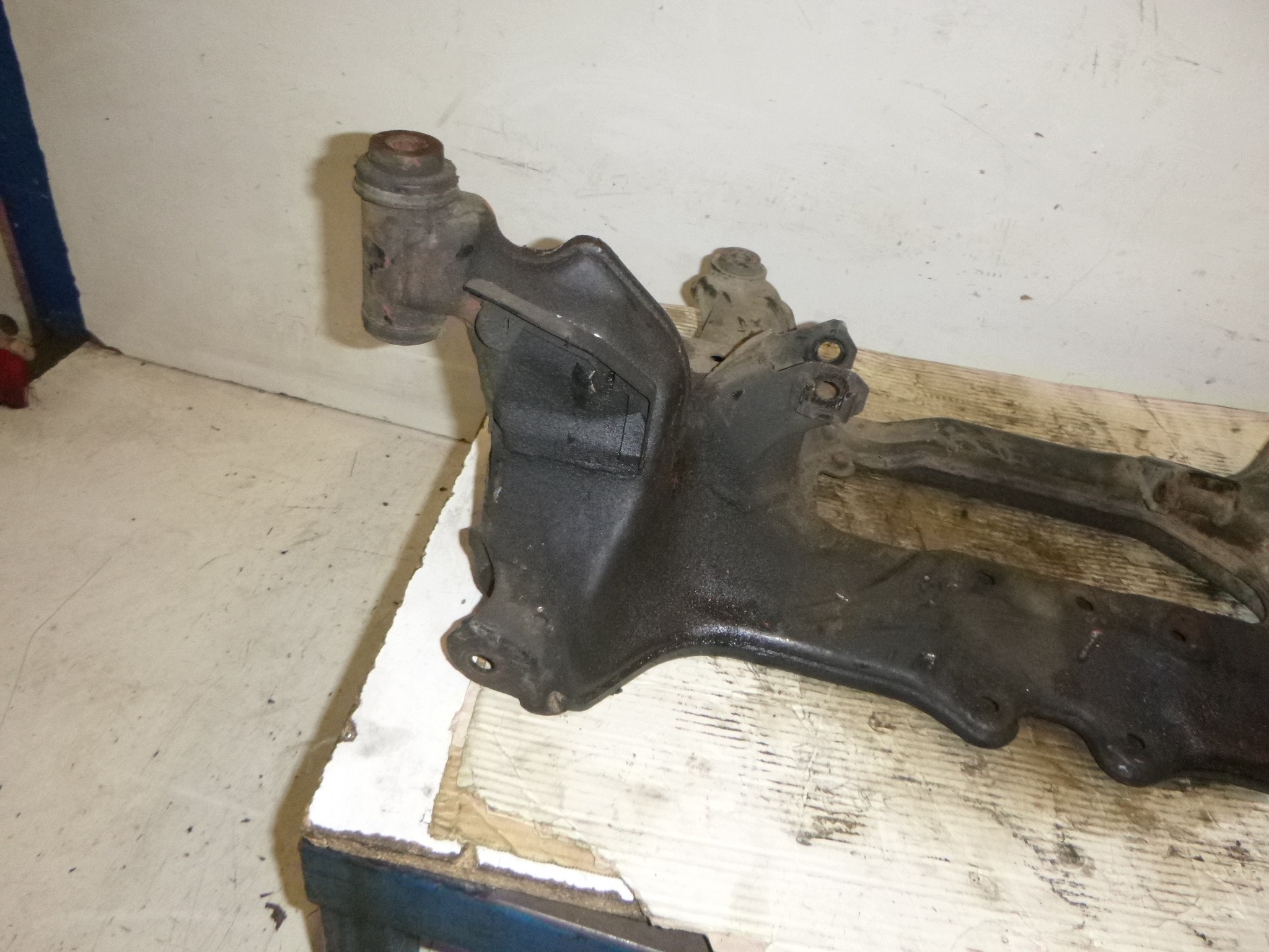 axle beam Lawa below engine subframe Nissan X-Trail T30 2.2 D 2001 – 2007