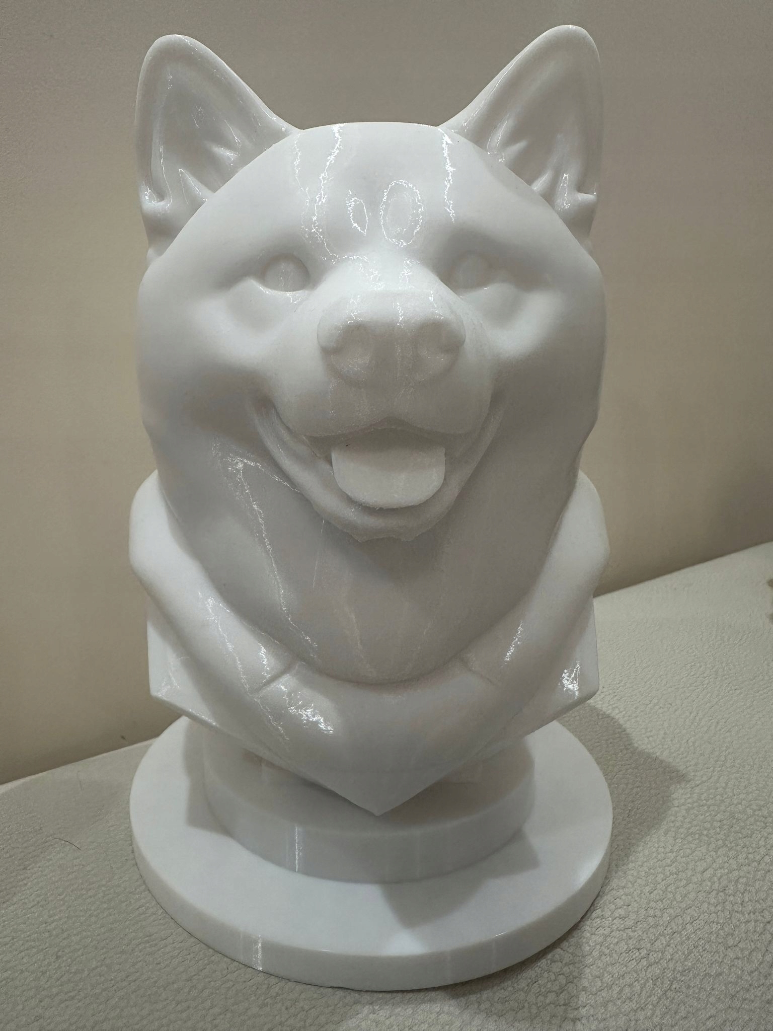 Akita Inu – Majestátna Busta s podstavcom
