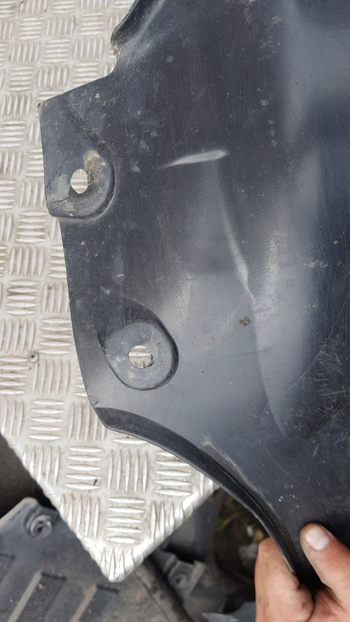 MERCEDES W211 mudguard left front rear. A2116902130