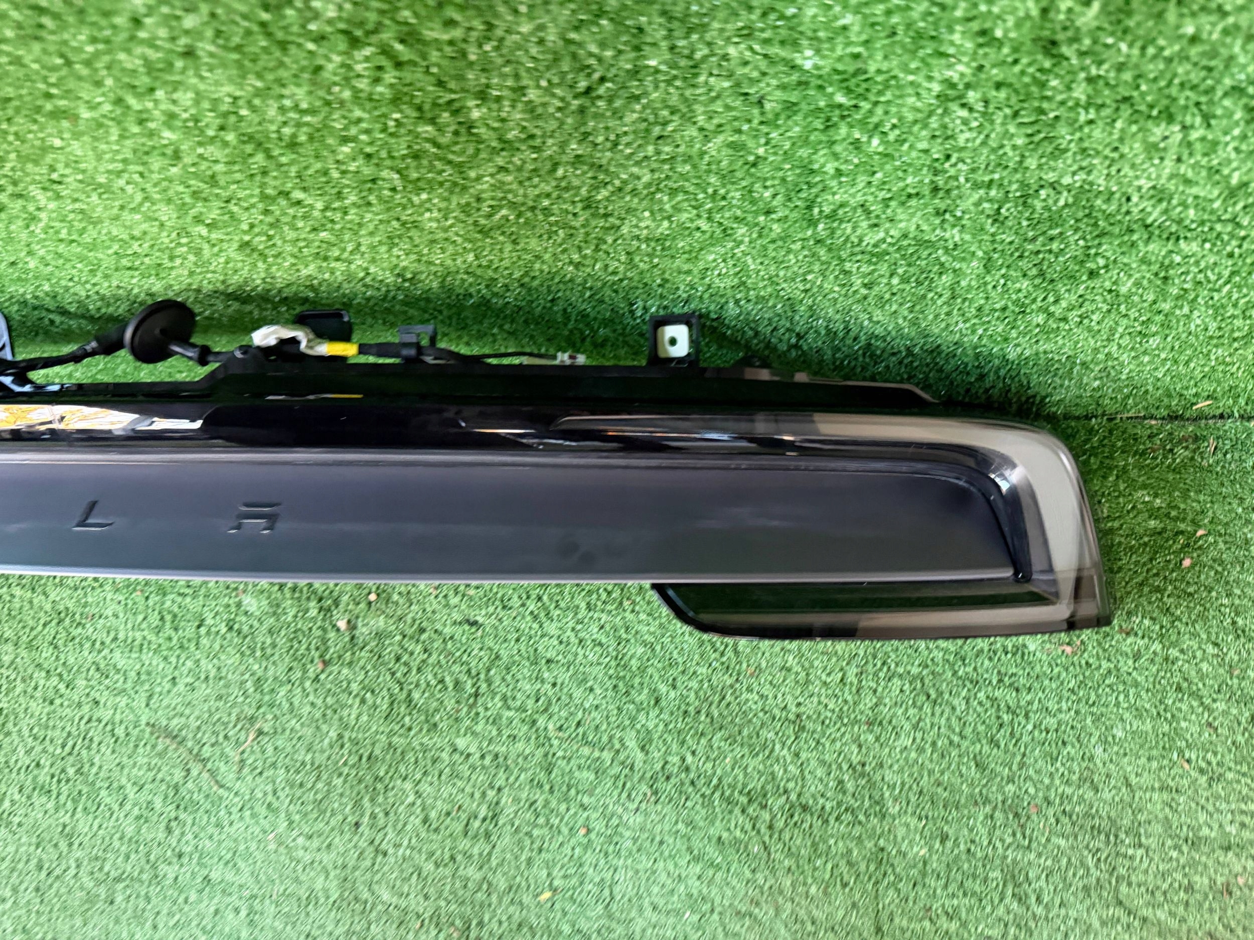Tesla Model Y Juniper 280337-00b light rear part cap tyna