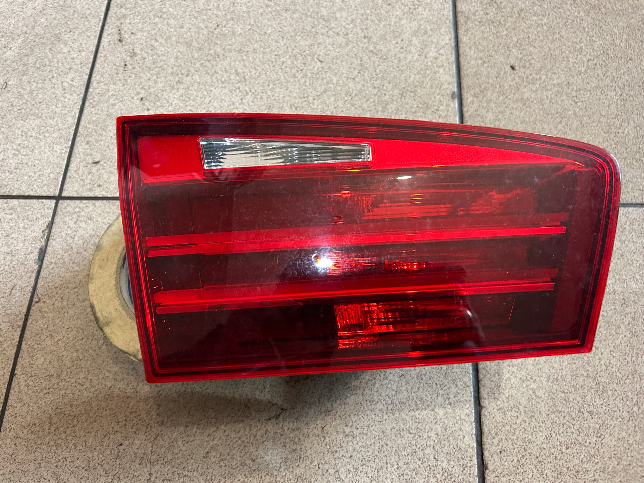 LAMPA LEWA TYŁ W KLAPĘ BMW F11 KOMBI LIFT Producent części BMW OE