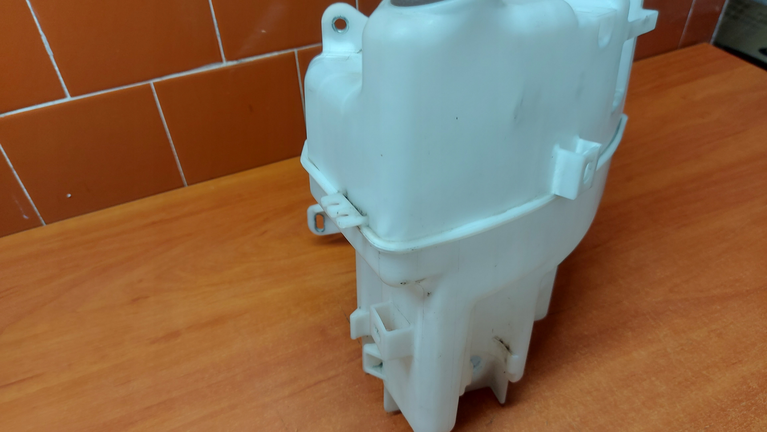 washer fluid tank TOYOTA RAV4 IV 12