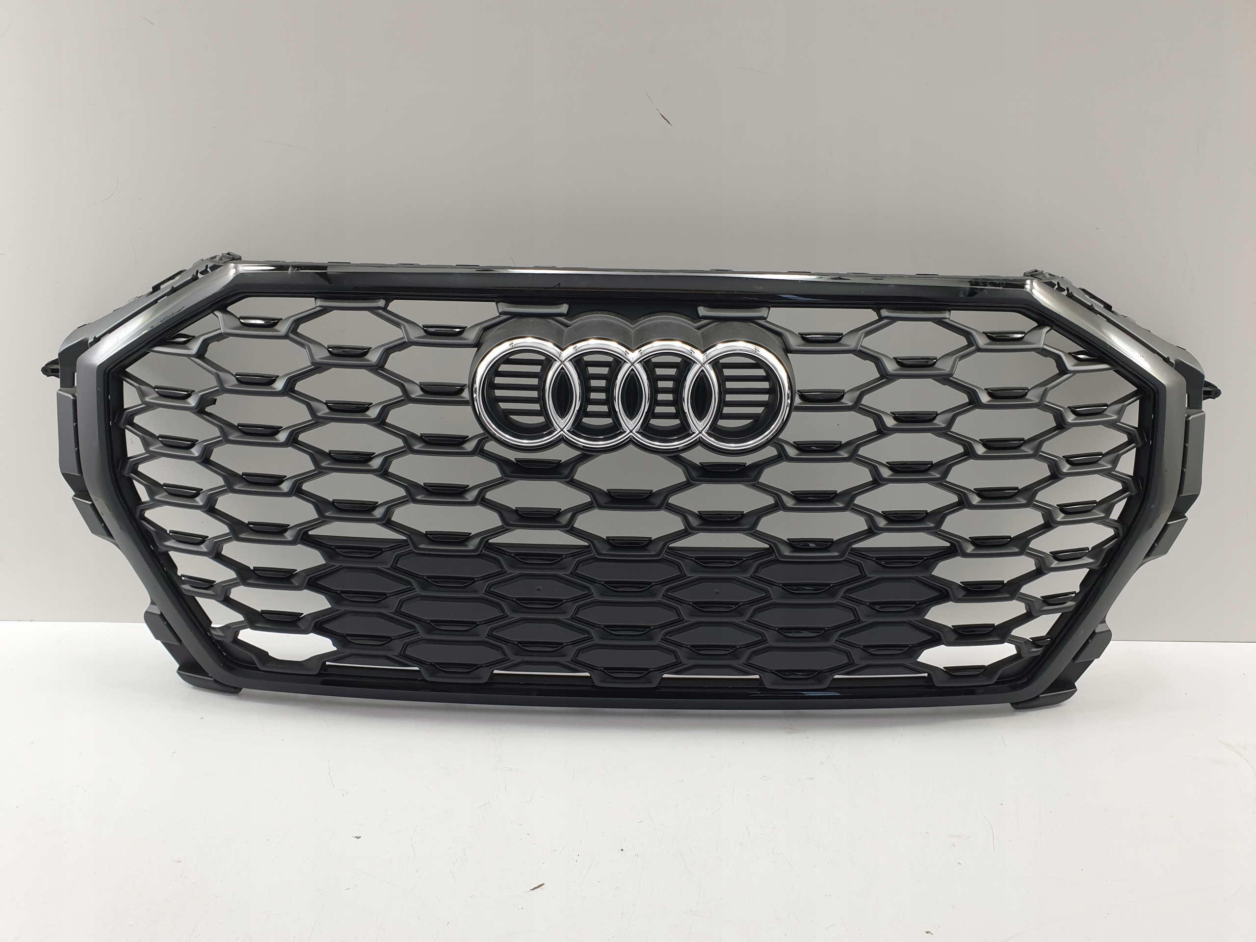 GRILL ATRAPA ZDERZAKA PRZÓD BLACK AUDI Q3 83A 83F S-LINE SPORTBACK NEW