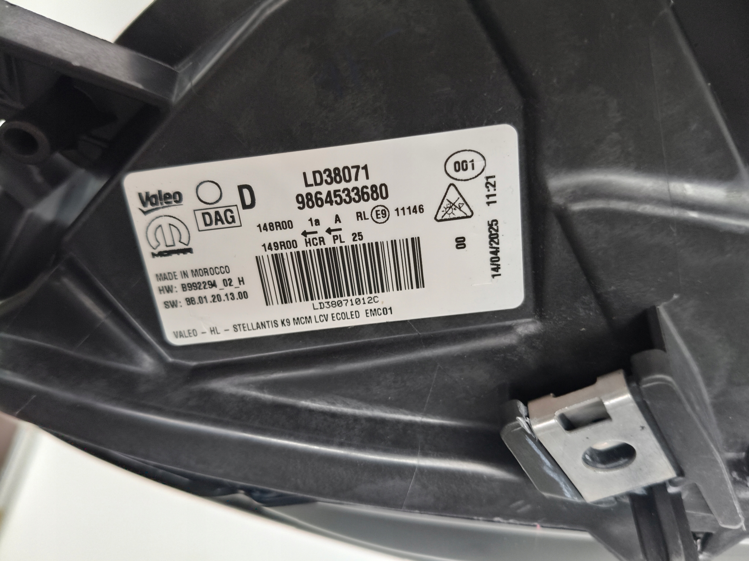 light right REFLEKTOR PEUGEOT PARTNER IV 24- LIFT LED