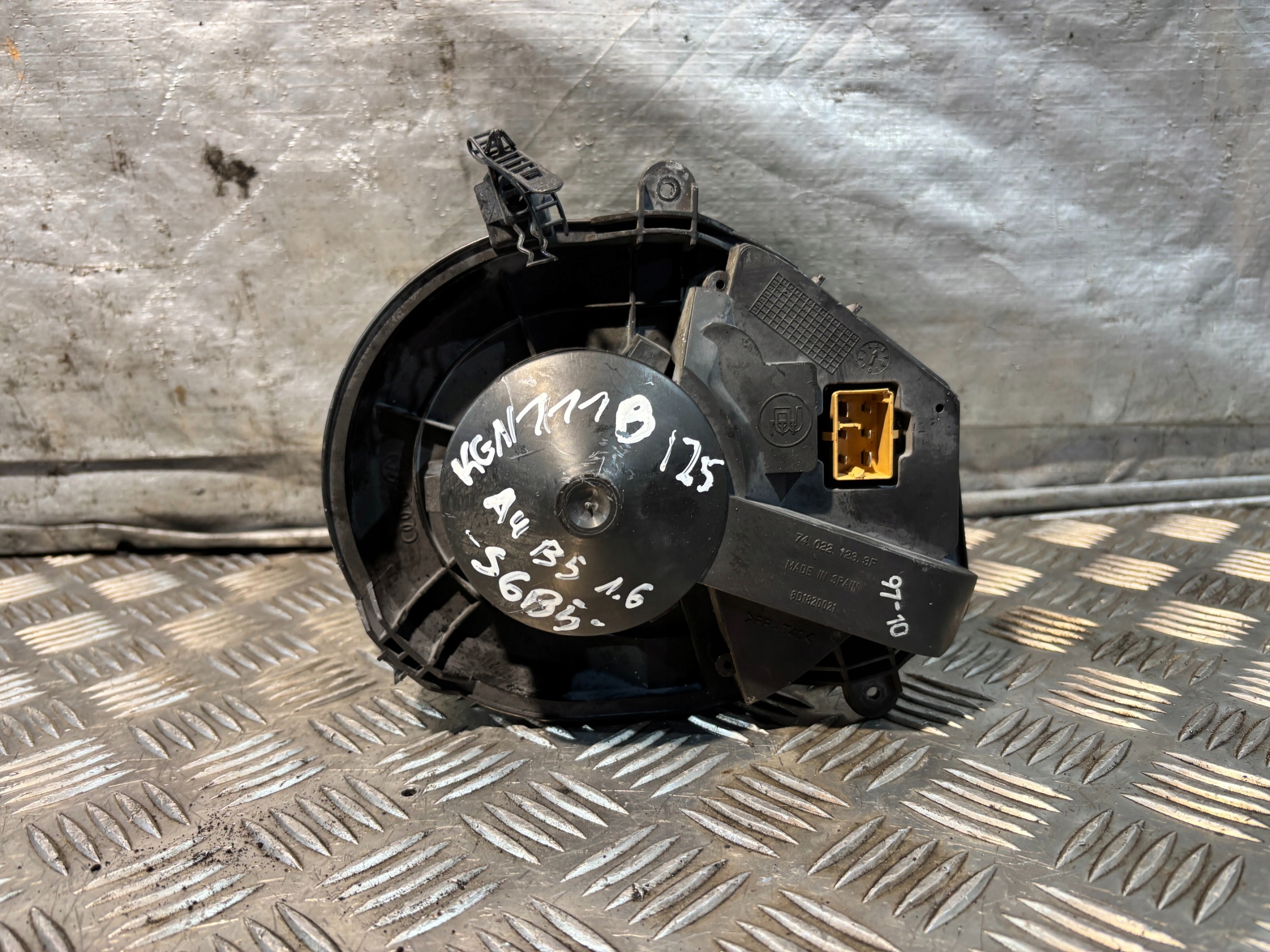 Lüfter dmuchawa des lüfters Audi A4 B5 1.6B 8D1820021