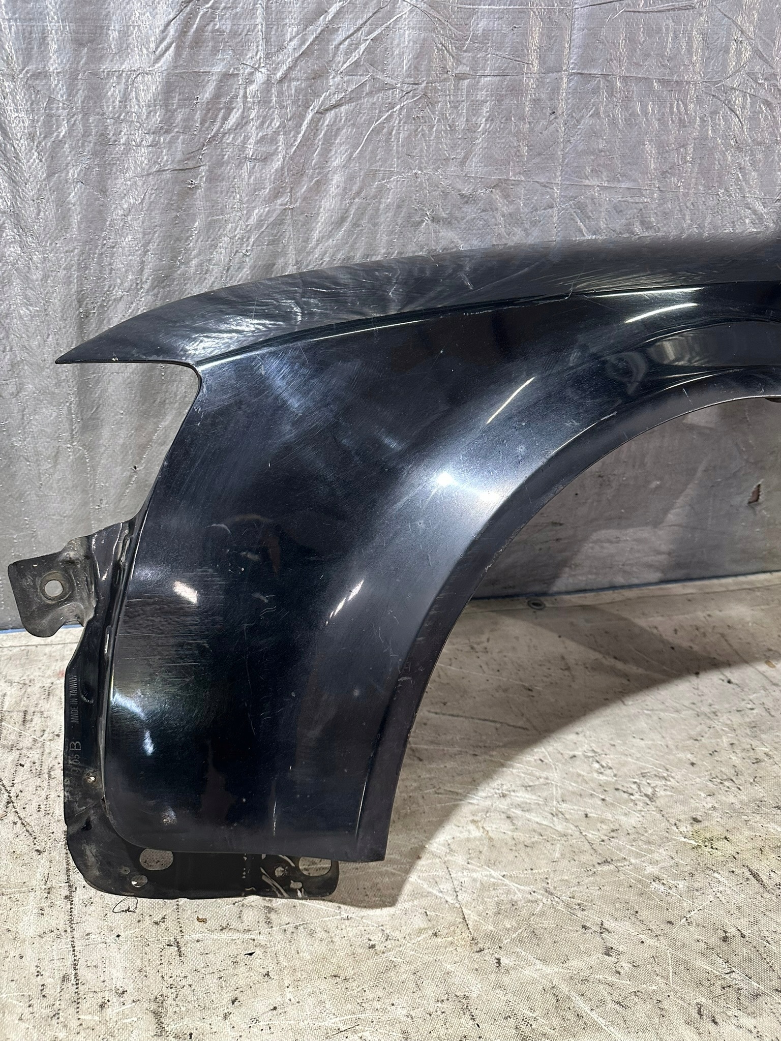 blatník levý předek AUDI A4 B6 cerný