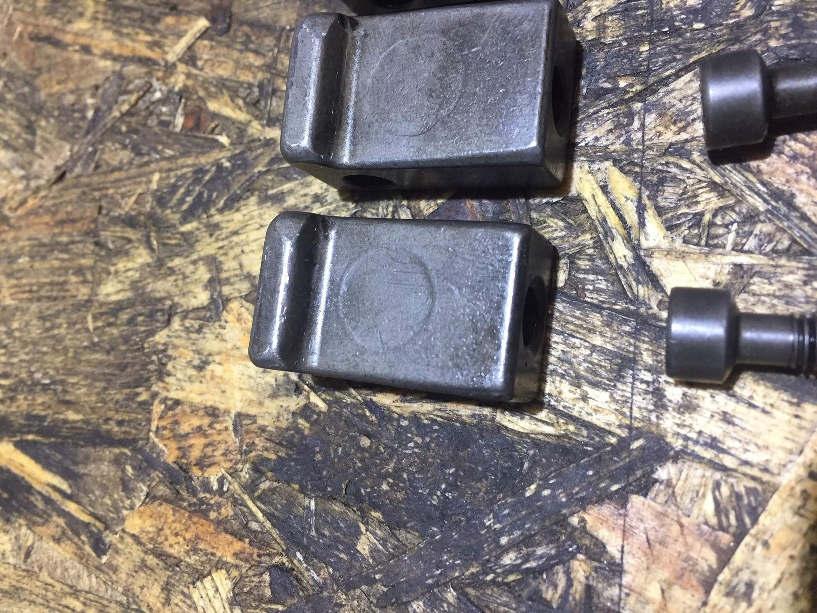 AUDI A3 8P 1.9 TDI Halter Schrauben LAPKA einspritz