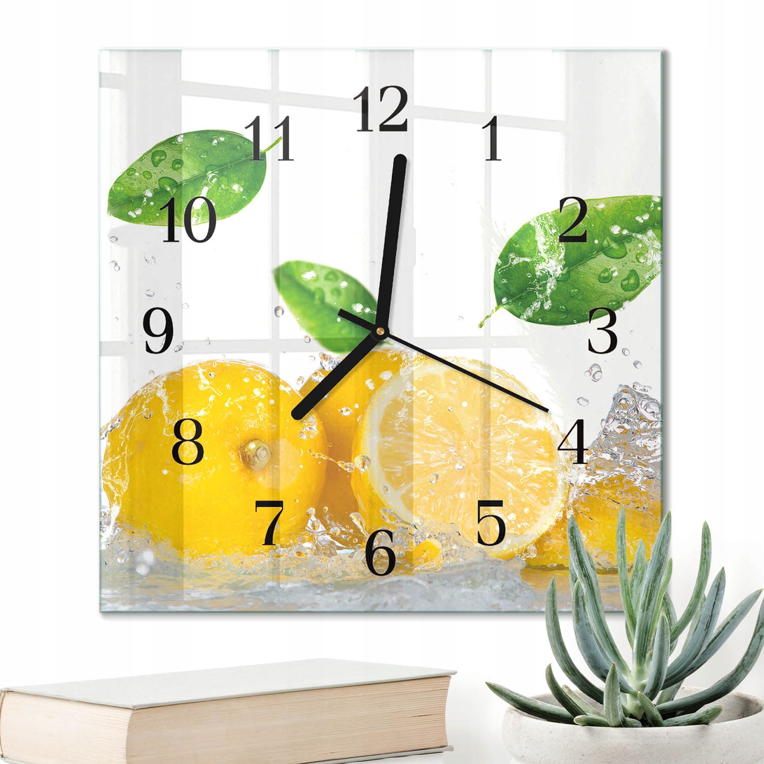 Čtvercový nástěnný skleněný hodinový stroj o rozměrech 30 x 30 cm s stylovým potiskem citronu