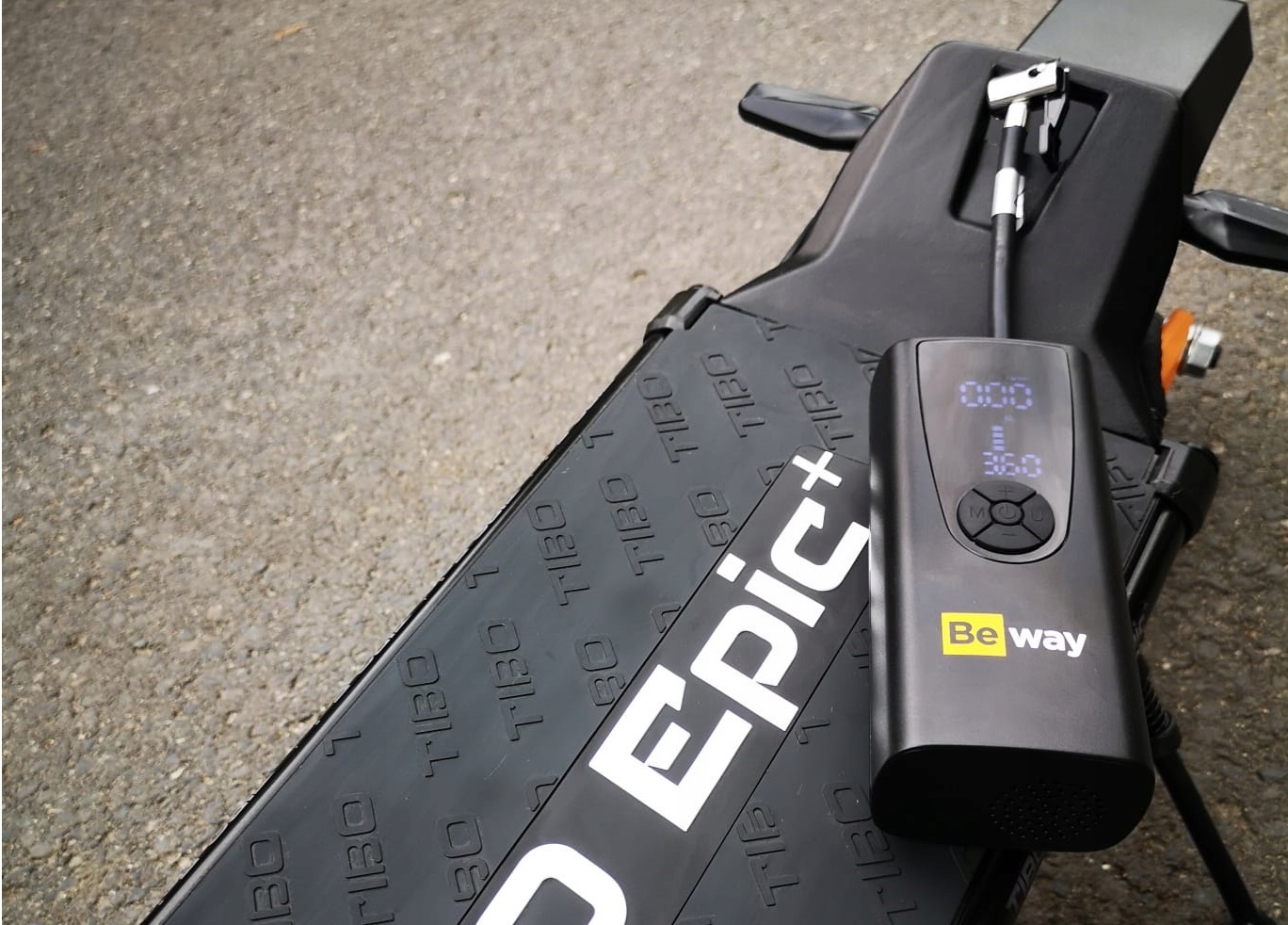 POMPKA ELEKTRYCZNA NAJMOCNIEJSZA 9000 mAh 150psi BEWAY DO ROWERU ROWEROWA Materiał dominujący tworzywo sztuczne