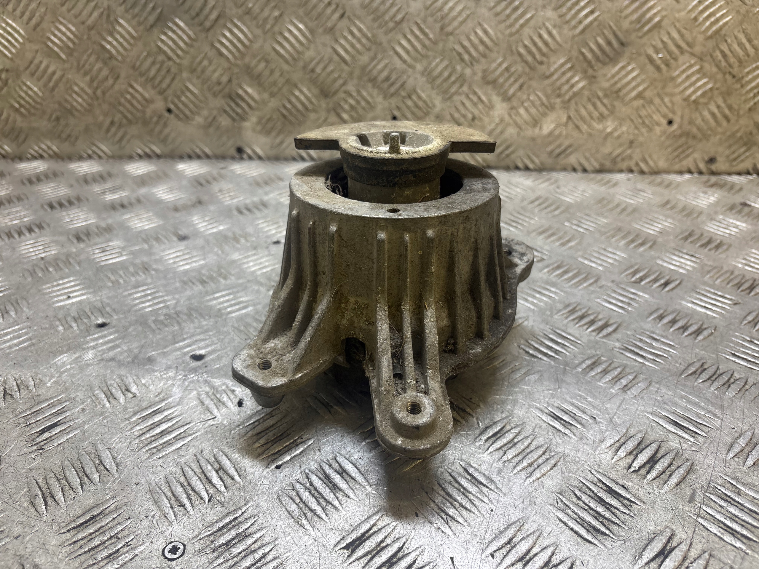 holder engine mount left MERCEDES-BENZ C KLASA W205 A2052406617