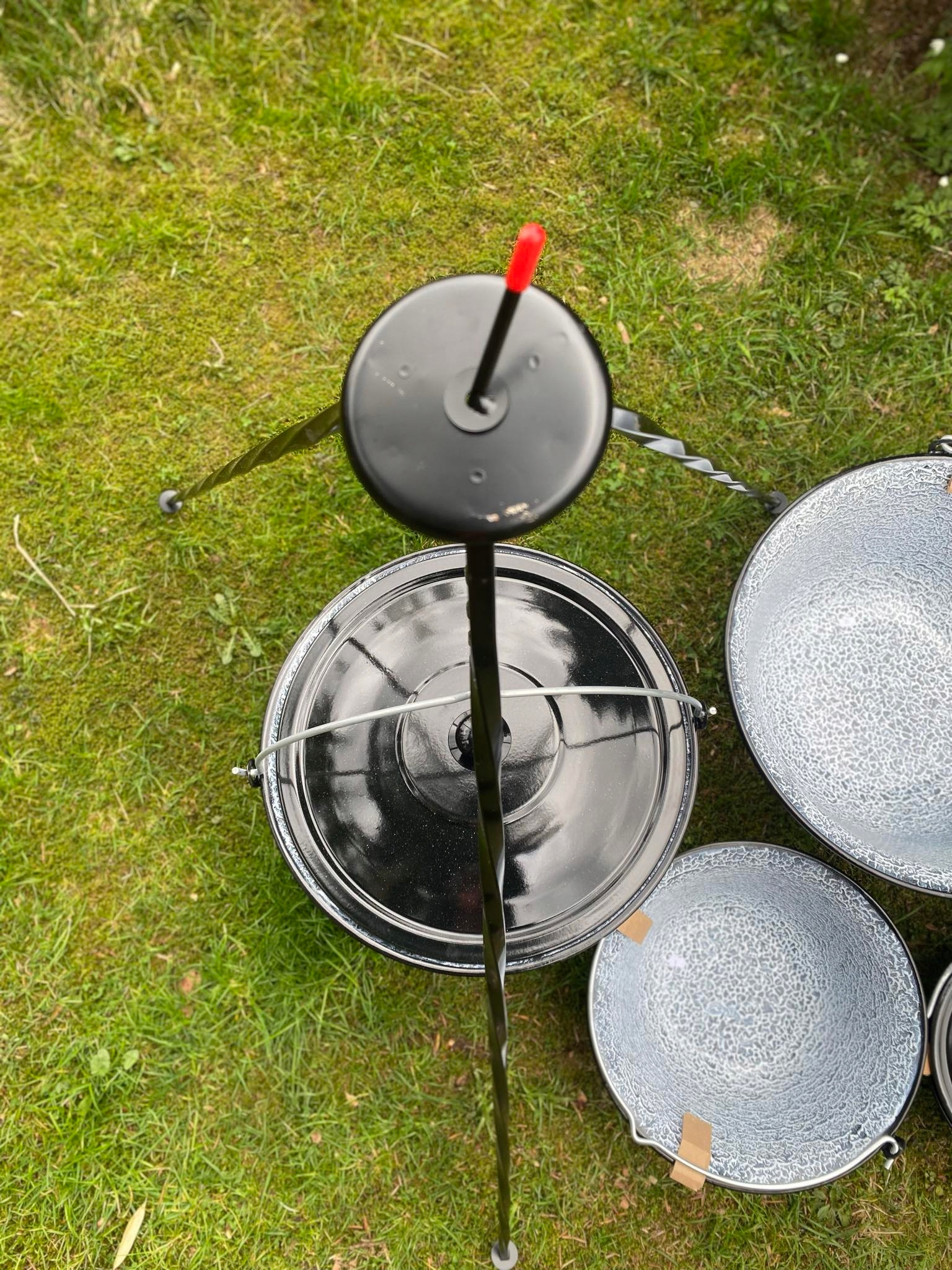 KOCIOŁEK WĘGIERSKI EMALIOWANY 8L STOJAK POKRYWKA Rodzaj wiszący