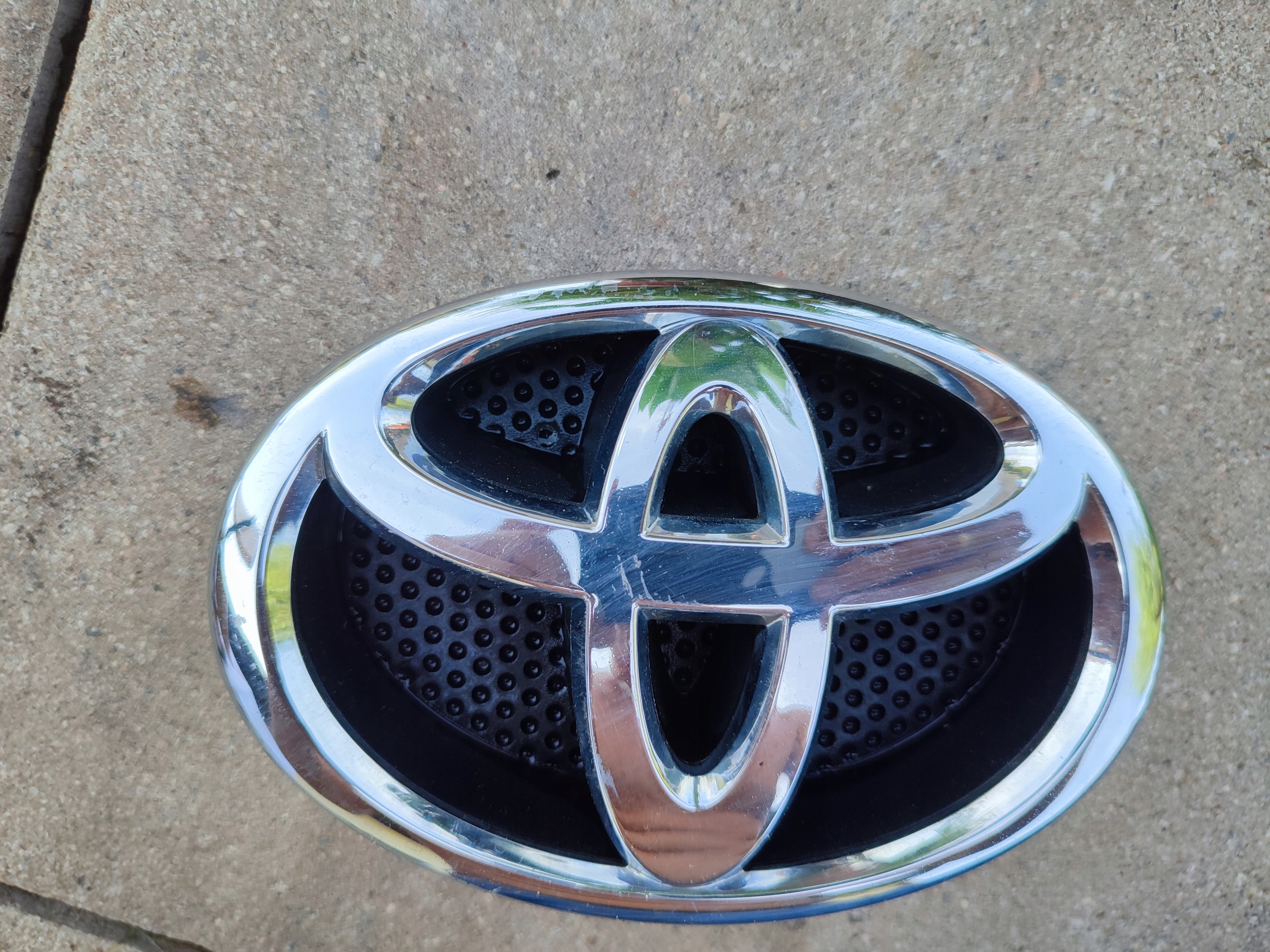 EMBLEMAT LOGO PRZÓD PRZEDNI TOYOTA YARIS III Lift AURIS I COROLLA Marka Toyota