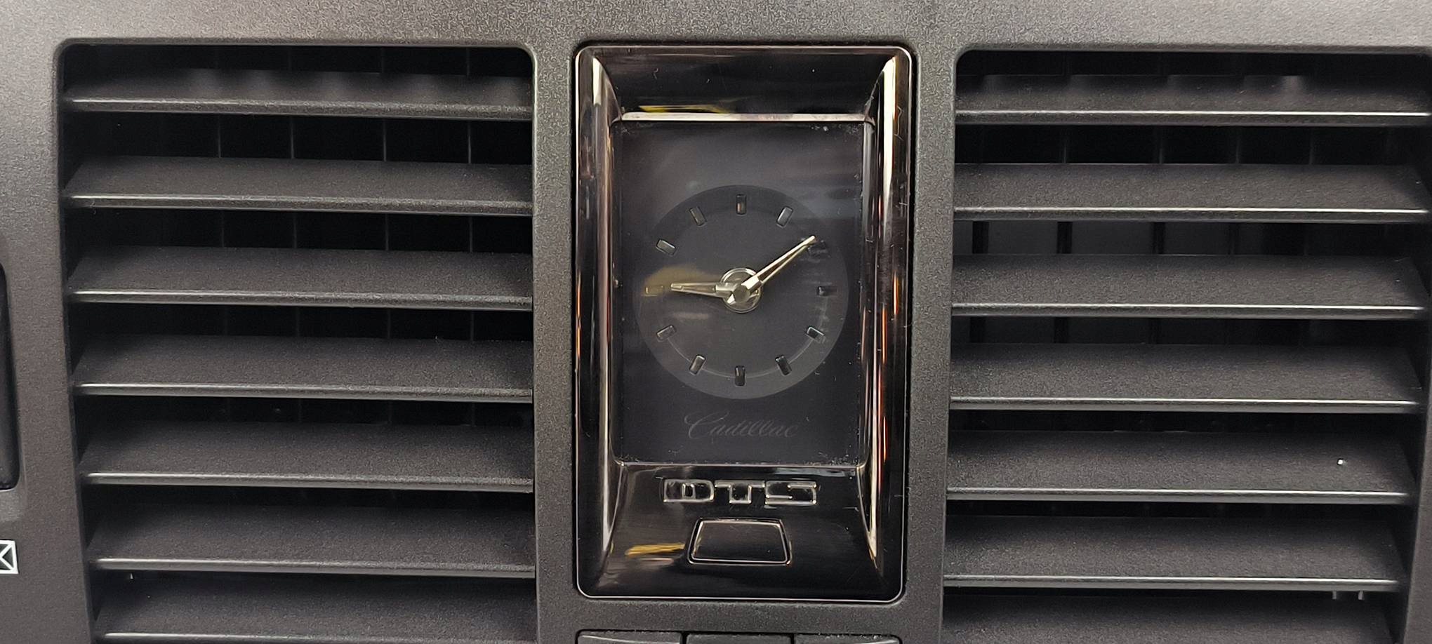 grid air conditioning devices 15266445R CADILLAC DTS