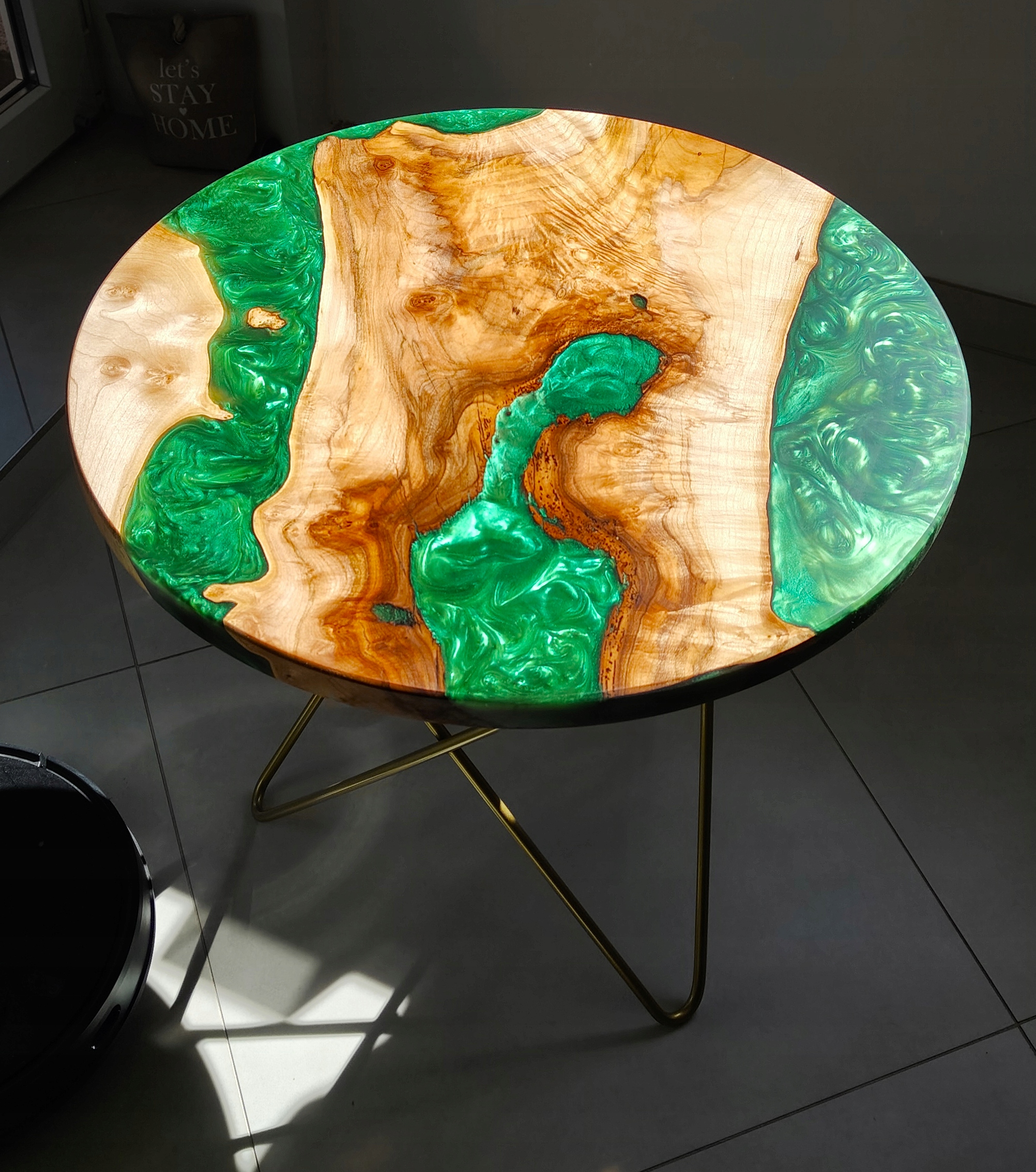 Okrúhly Konferenčný Stolík z dreva so zelenou živicou Loft 60 cm