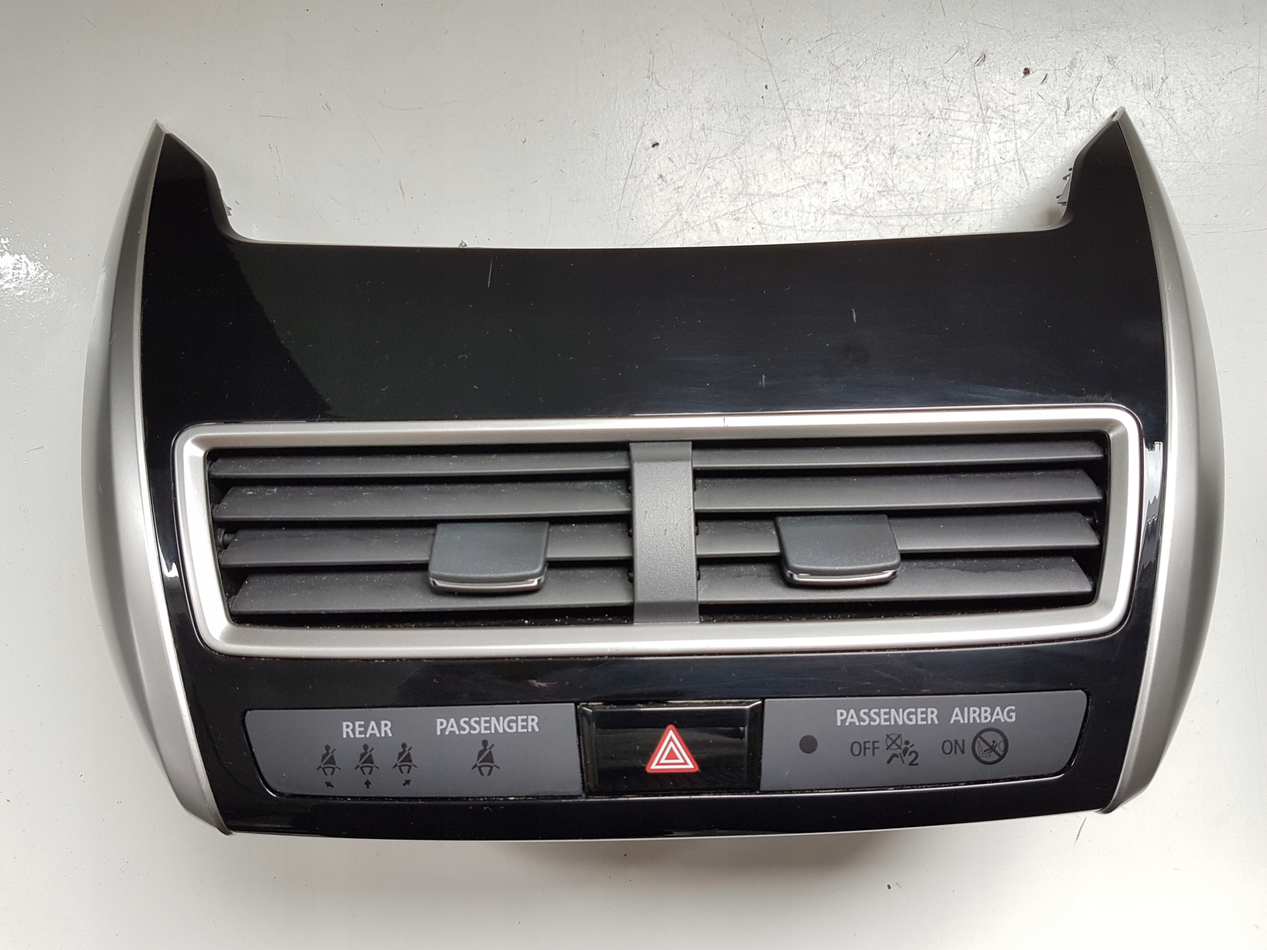 ПАНЕЛЬ ВЕНТИЛЯЦІЙНОЇ РЕШІТКИ MITSUBISHI ECLIPSE CROSS 18-