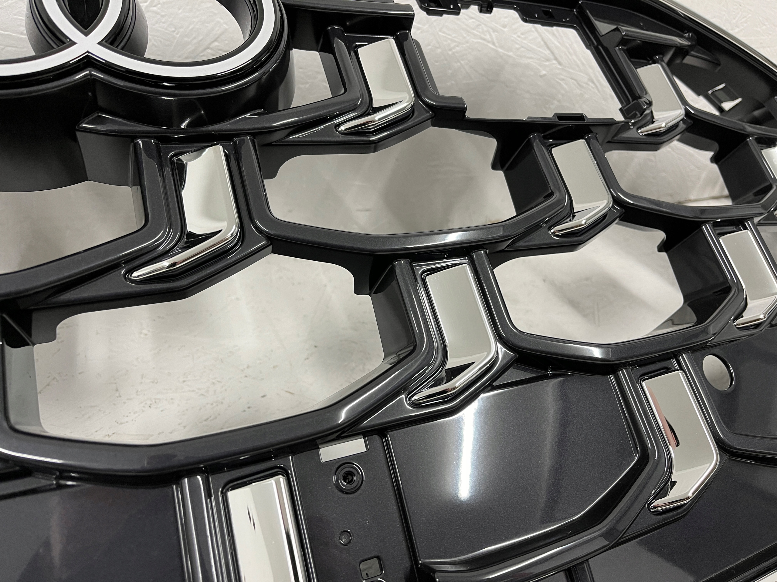 AUDI SQ8 GRILL ATRAPA MASKOWNICA 4M8853651BS CHROM IGŁA ORYGINAŁ Typ samochodu 4x4/SUV Samochody osobowe