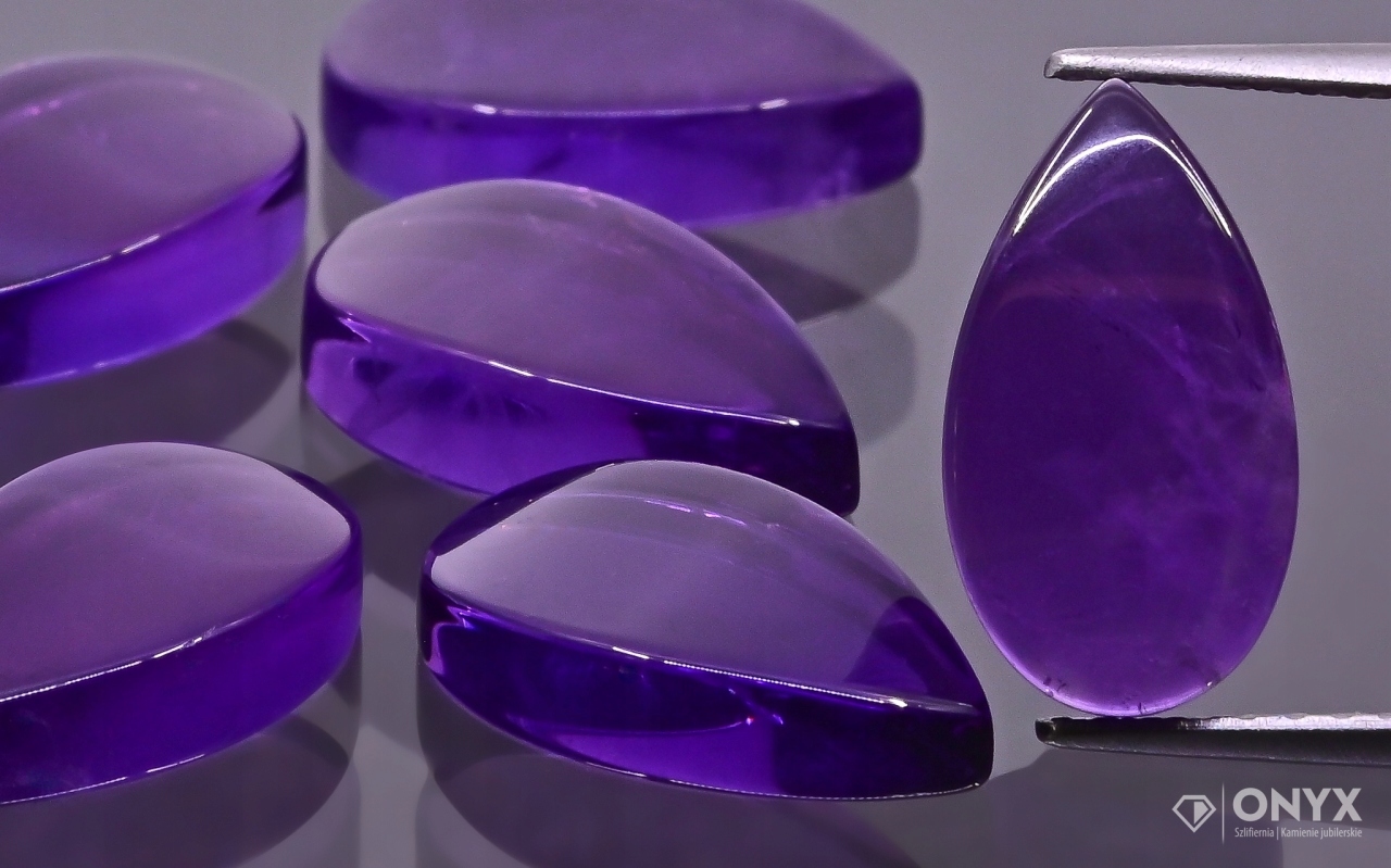 Ametyst A konvexní mělká slza 13x7,5 mm