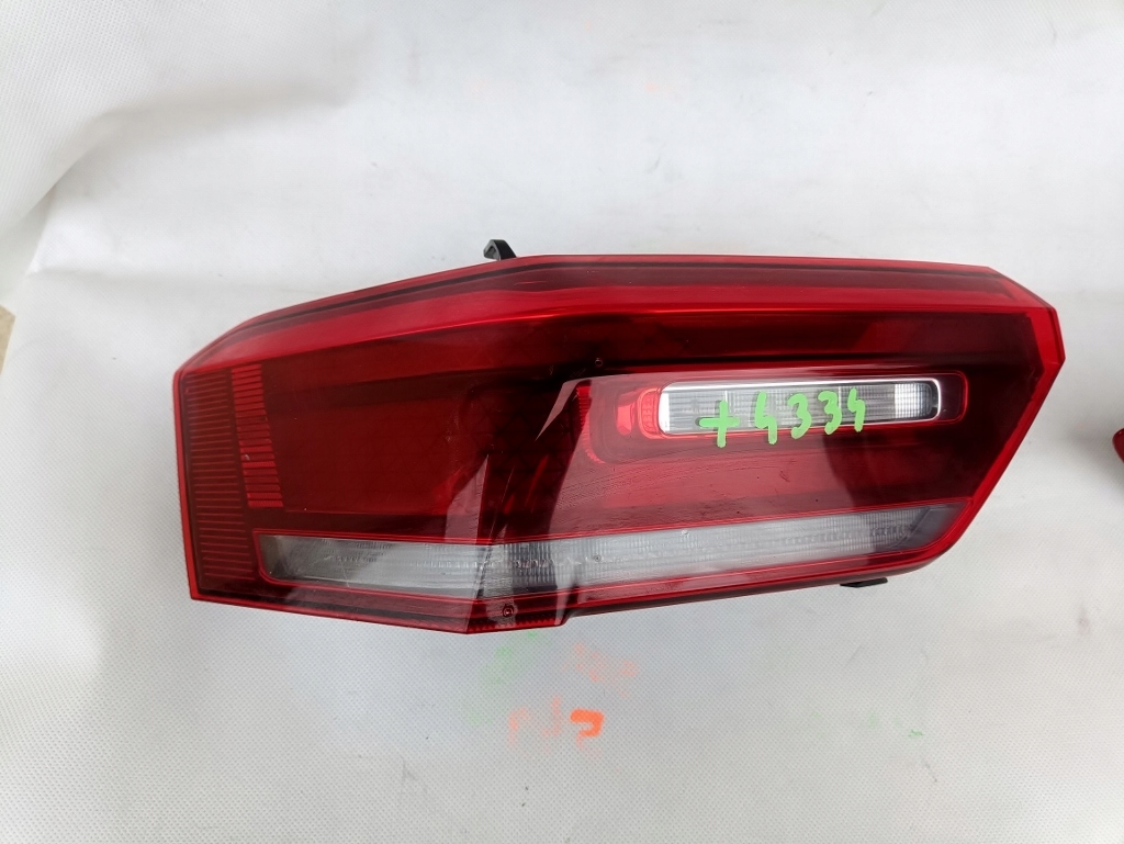 фонарь в крышке багажника правый vw