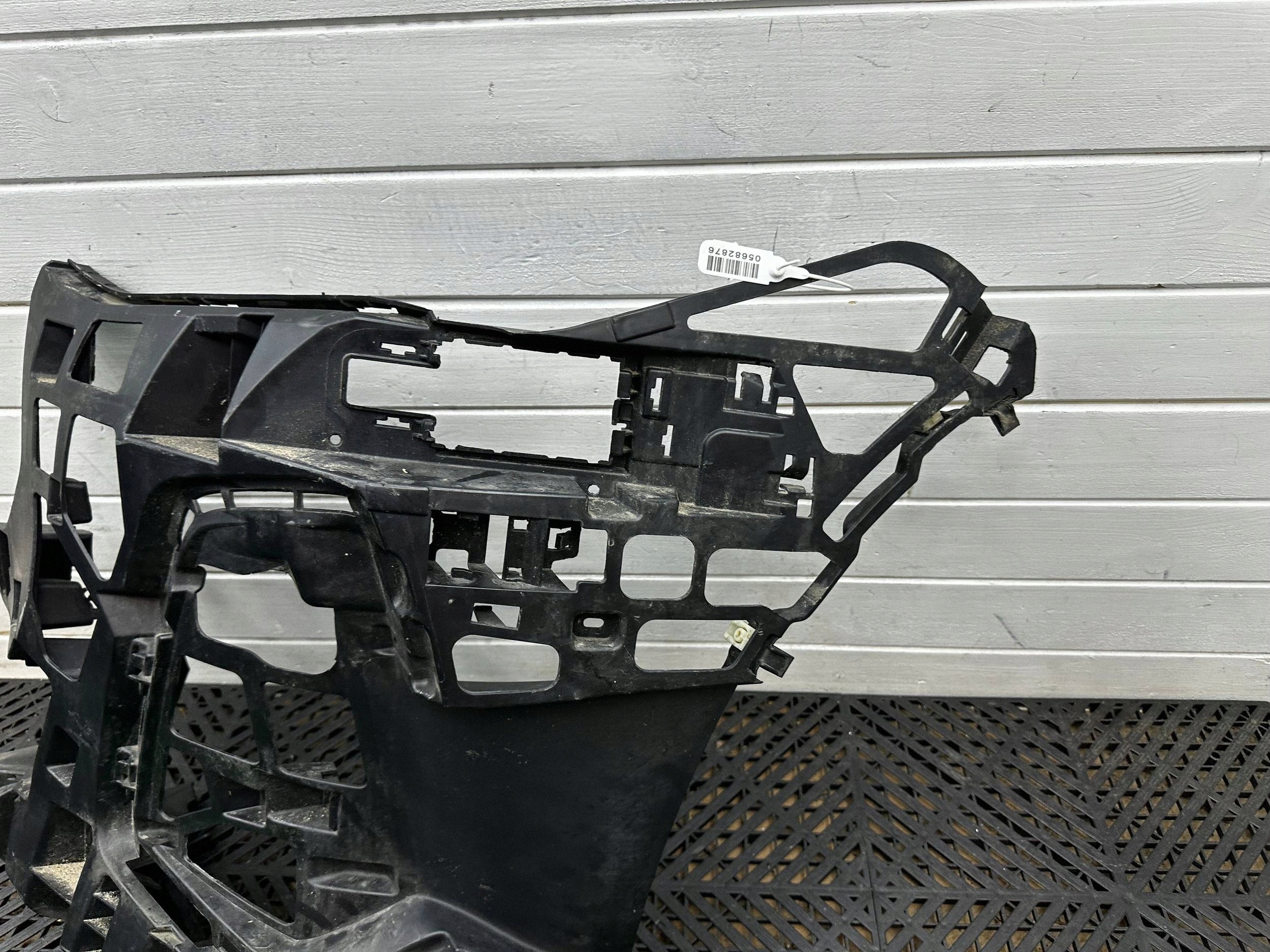 bumper bracket of the front BMW 2 Active Tourer U06