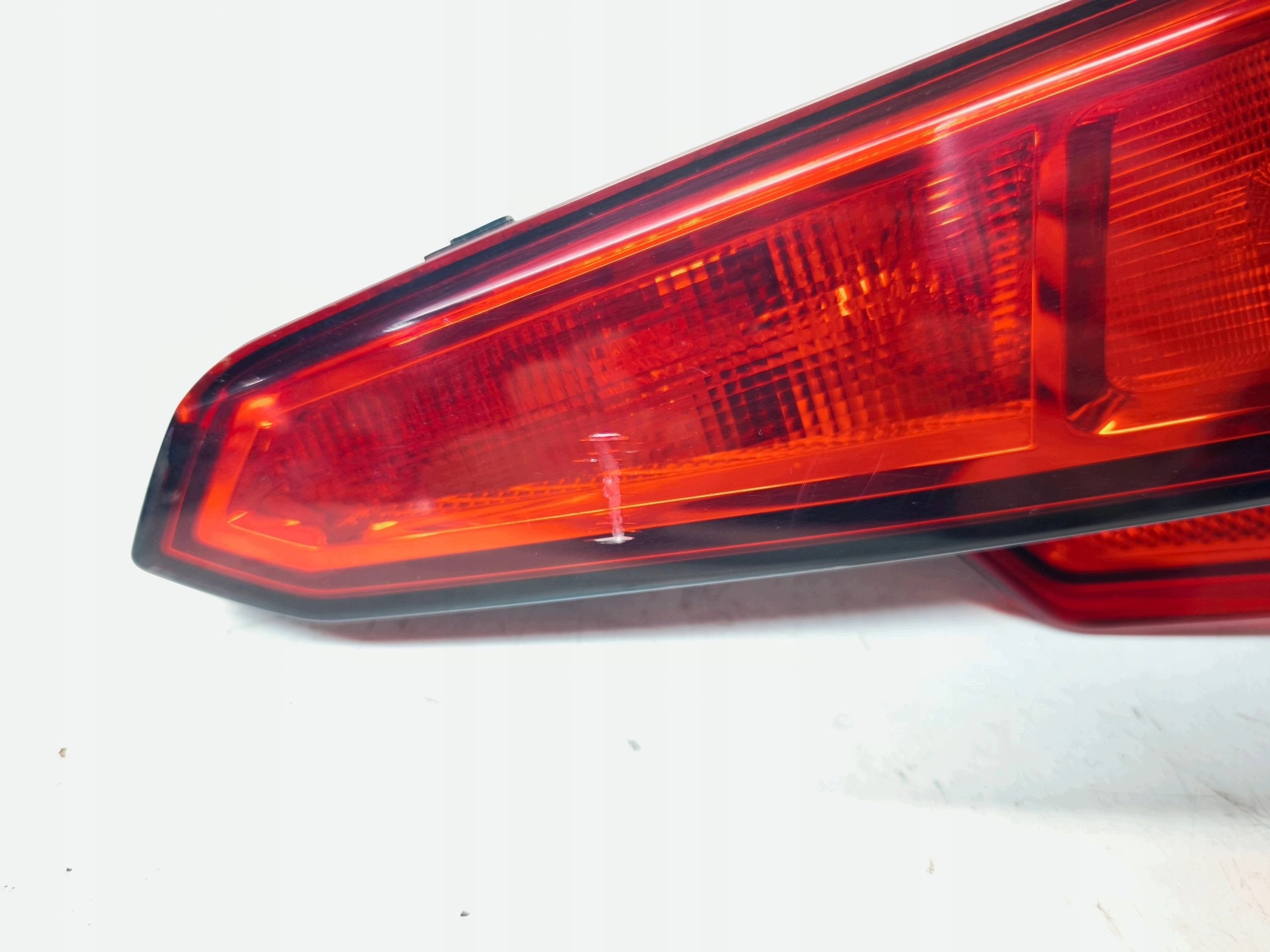 feu droite arrière du capot AUDI A4 B9 berline 8W5945076A normal