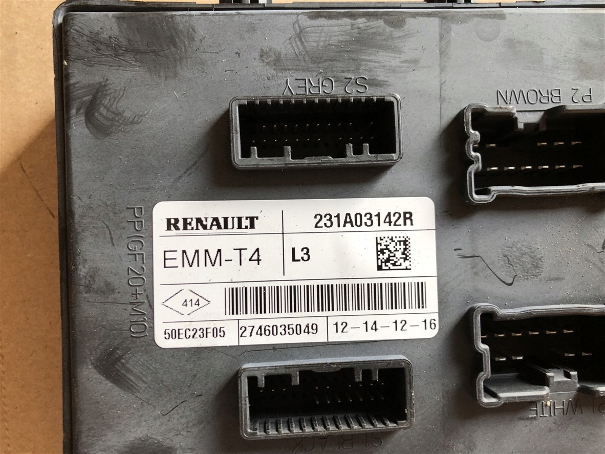 блок предохранителей 231A03142R renault TRAFIC III 14-19R.
