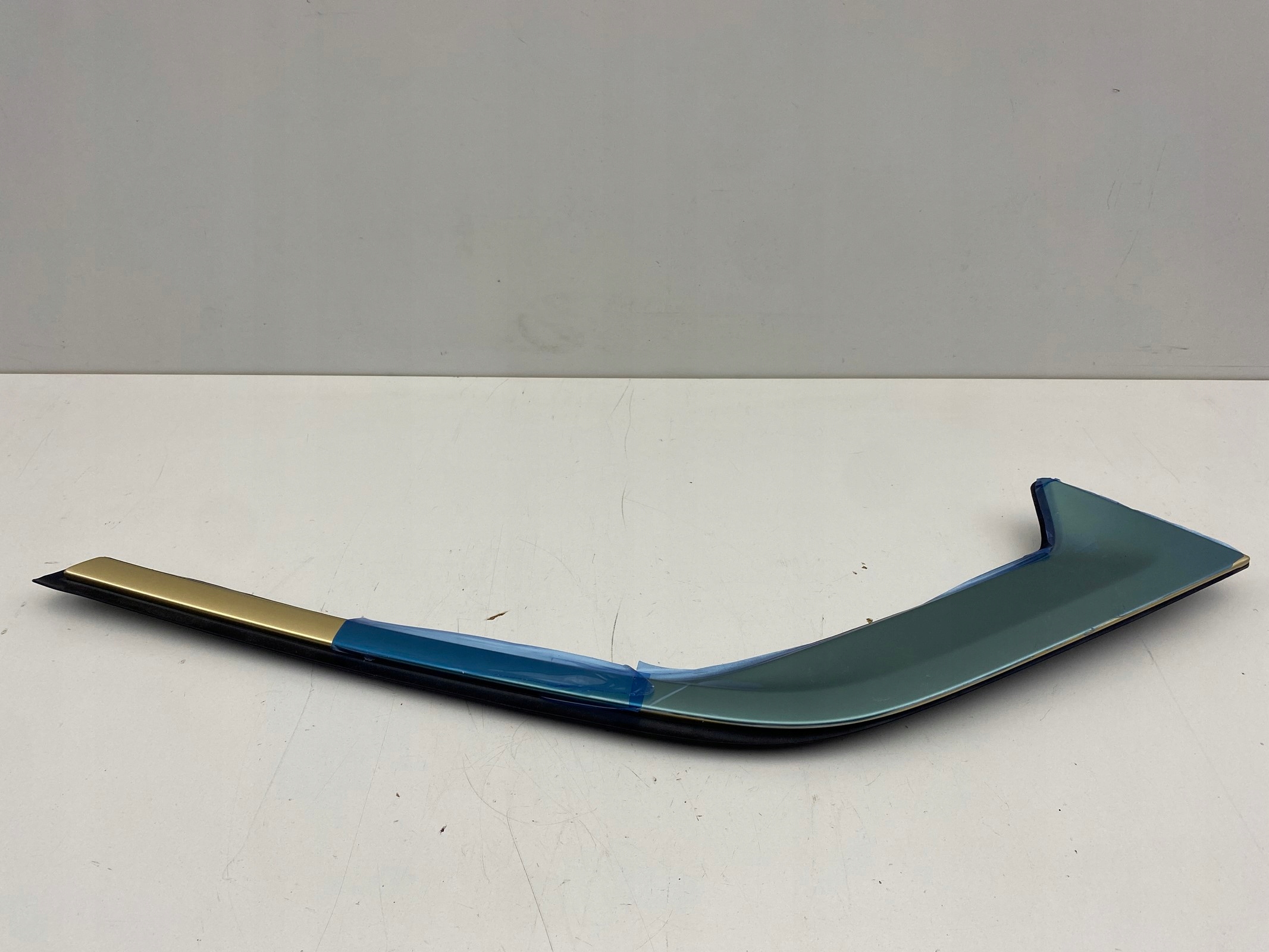 BMW XM G09 PRAWA LISTWA BŁOTNIKA TYŁ GÓRNA OSŁONA TYLNA 22-