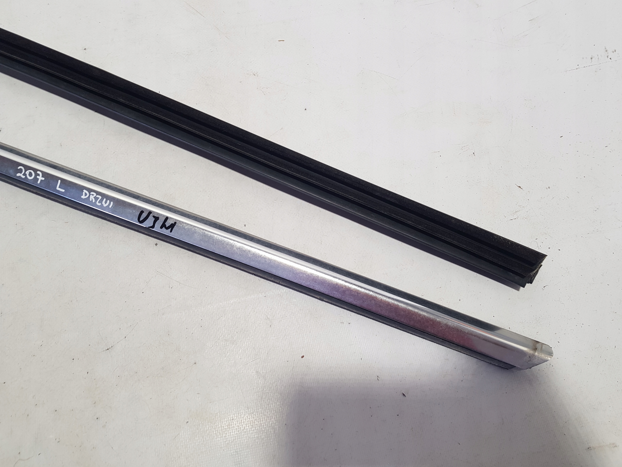 moulding door left dust CHROM MERCEDES W207