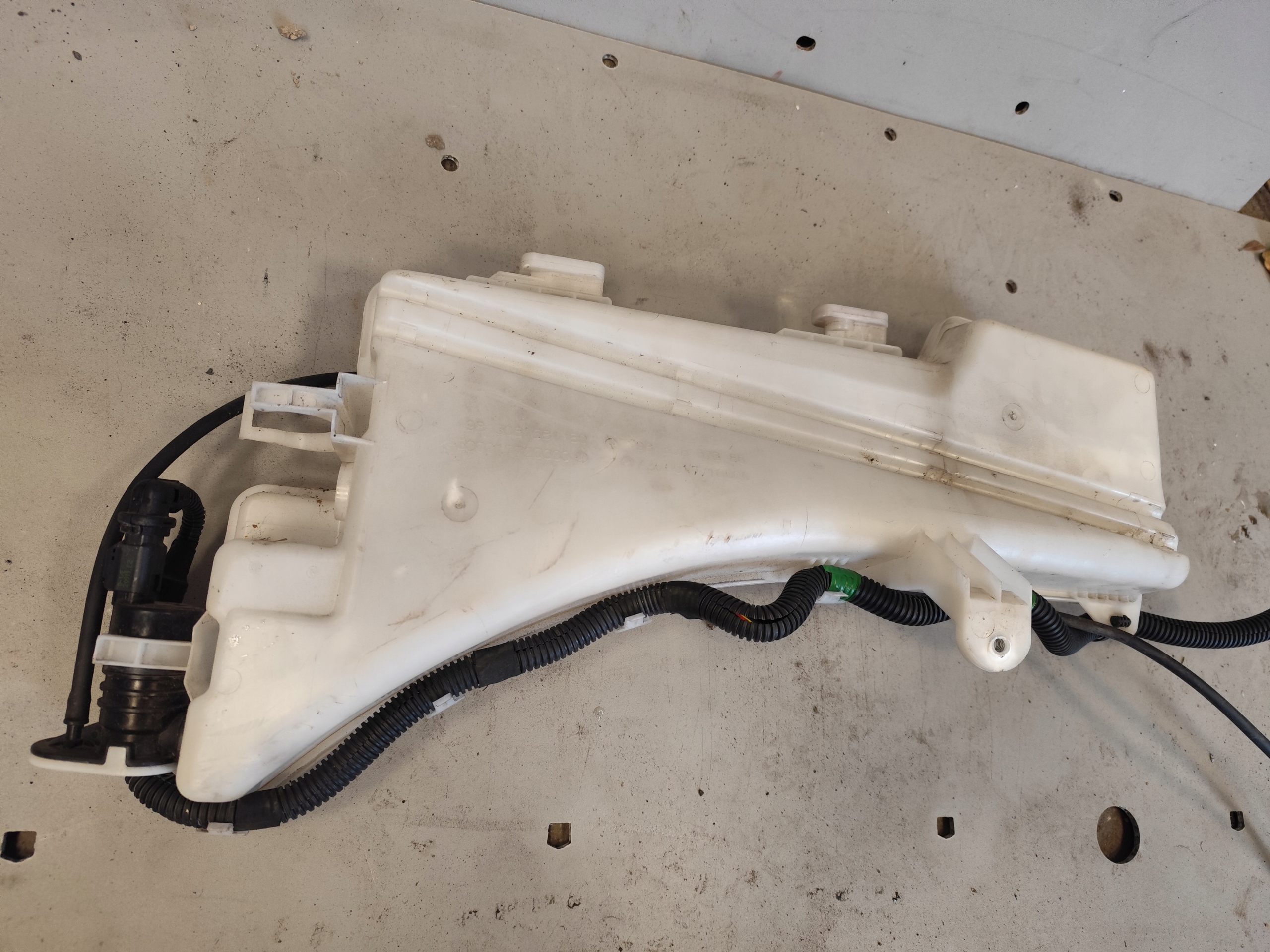 CITROEN DS7 washer fluid tank