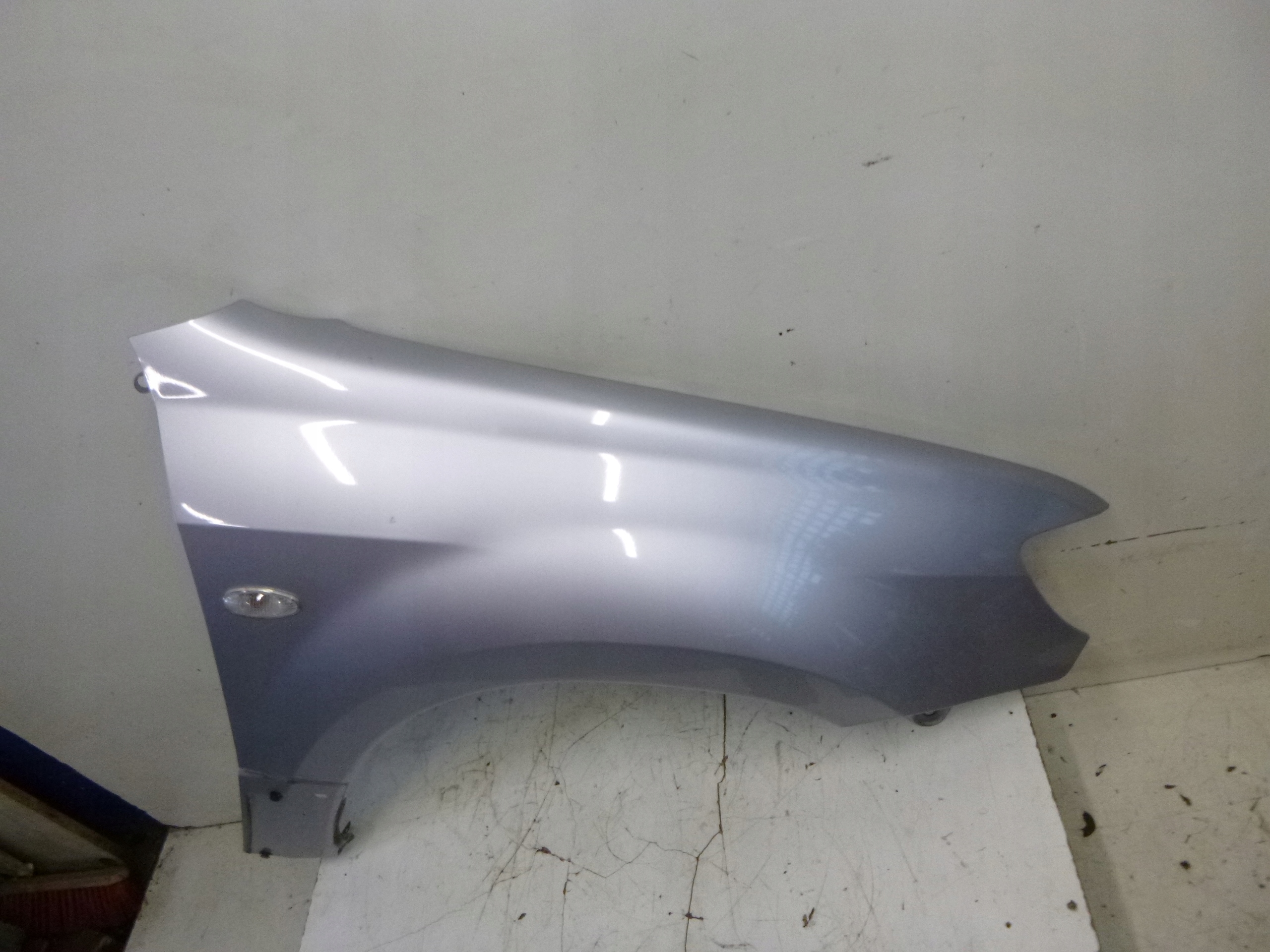 parafango Destra Mitsubishi Outlander A31 2001 – 2006 SREBNA