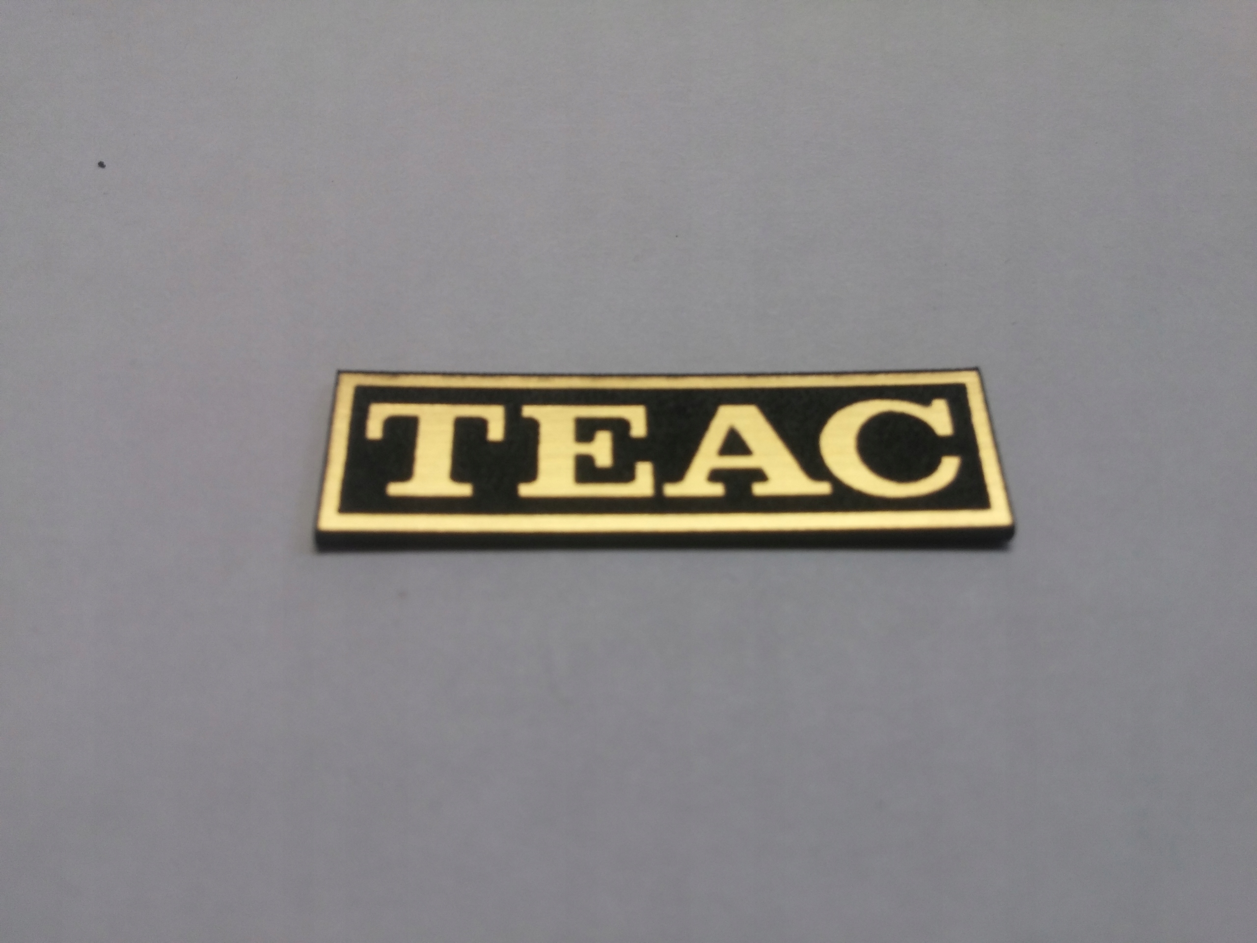 

Teac naklejka emblemat 34 x 10 mm * Złota