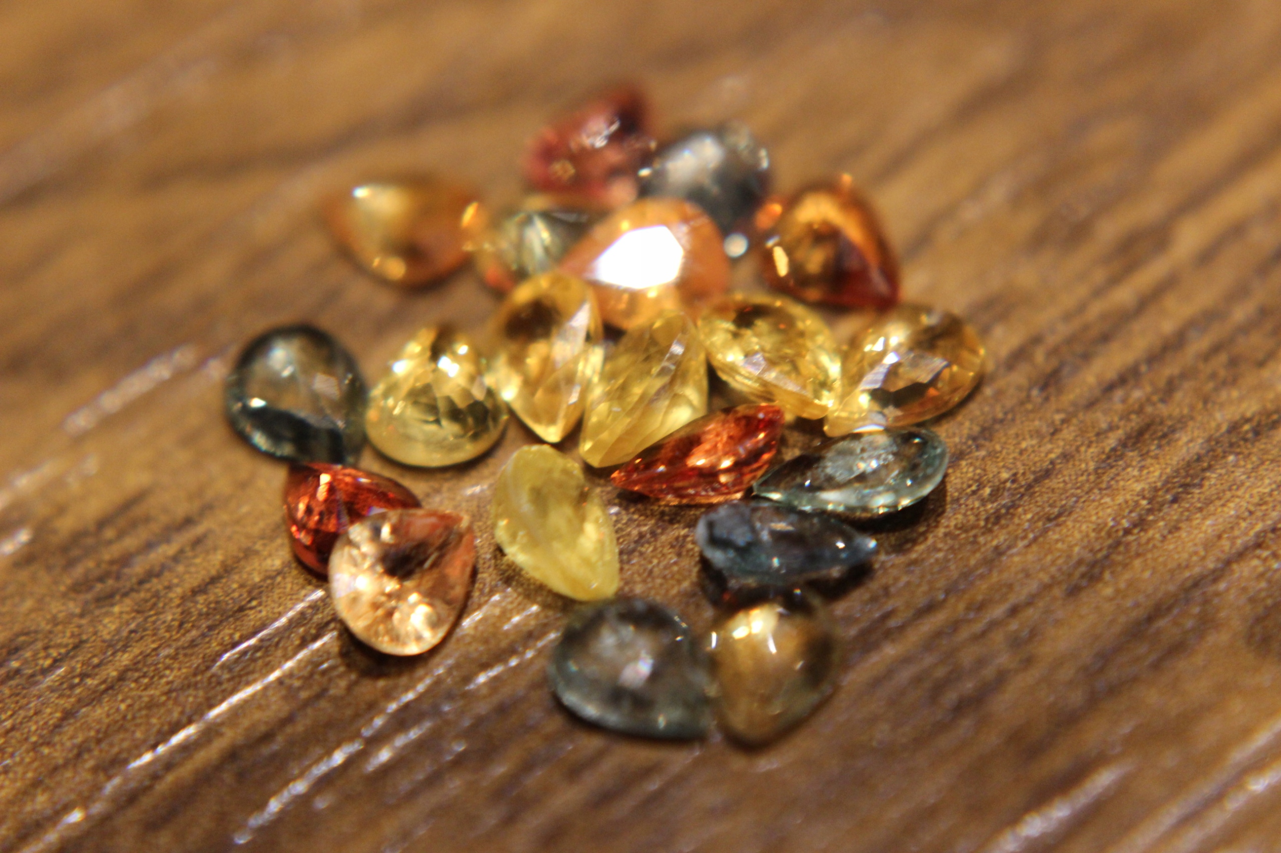 Safírové přírodní kameny 6.30ct 20ks