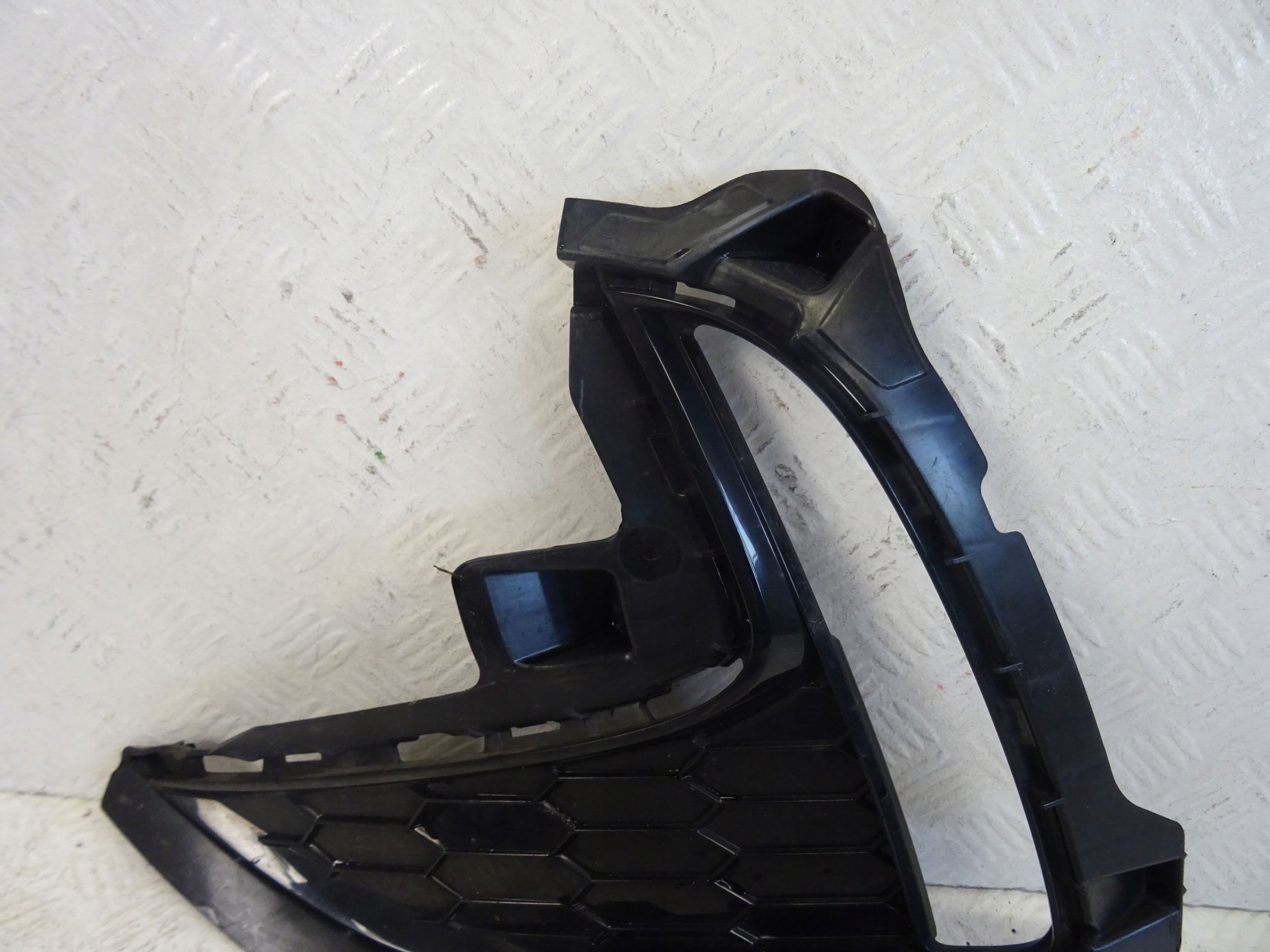 grid of a bumper front front left MG HS 10878157