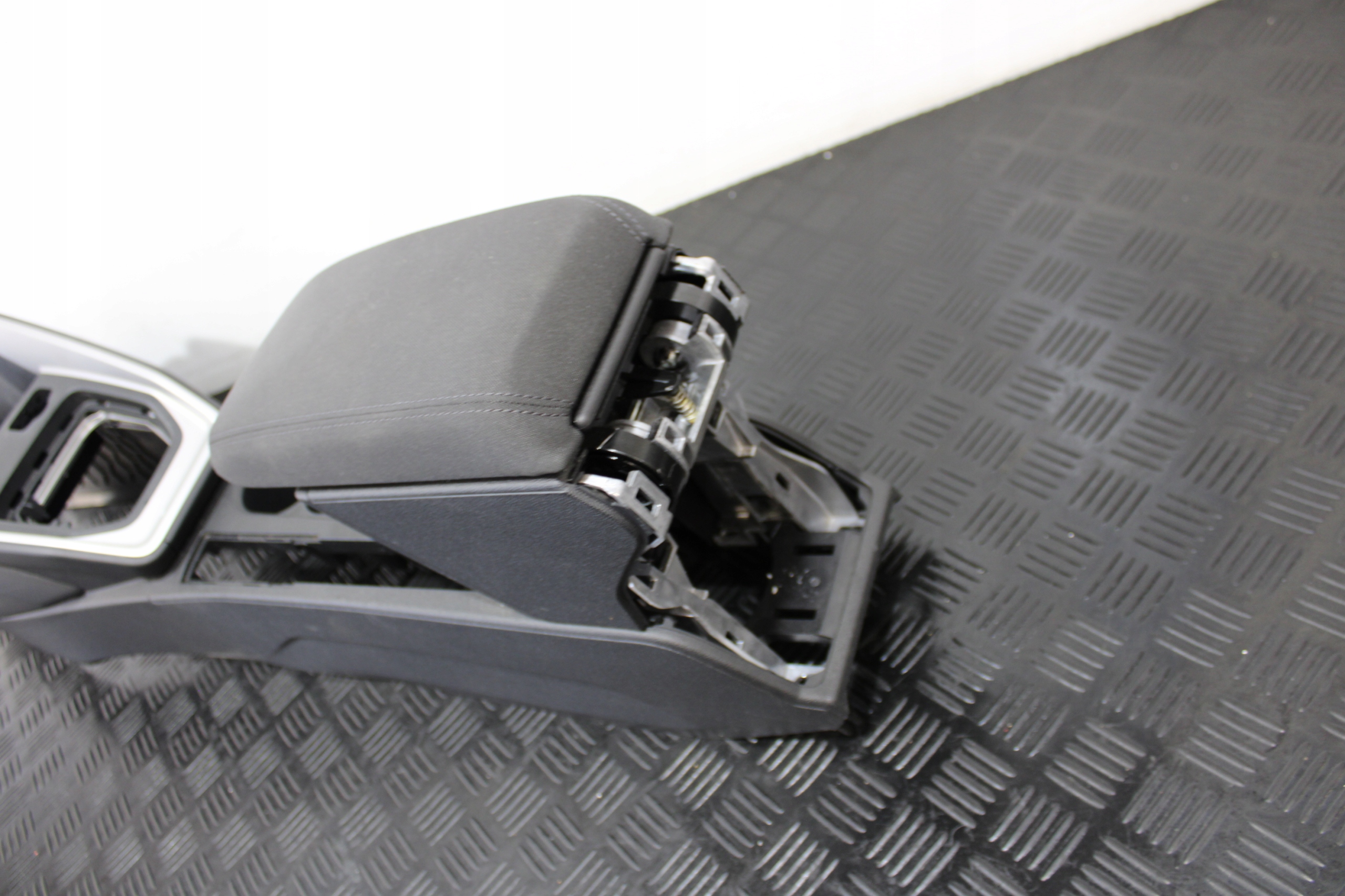 TUNEL central armrest AUDI A1 II 82A