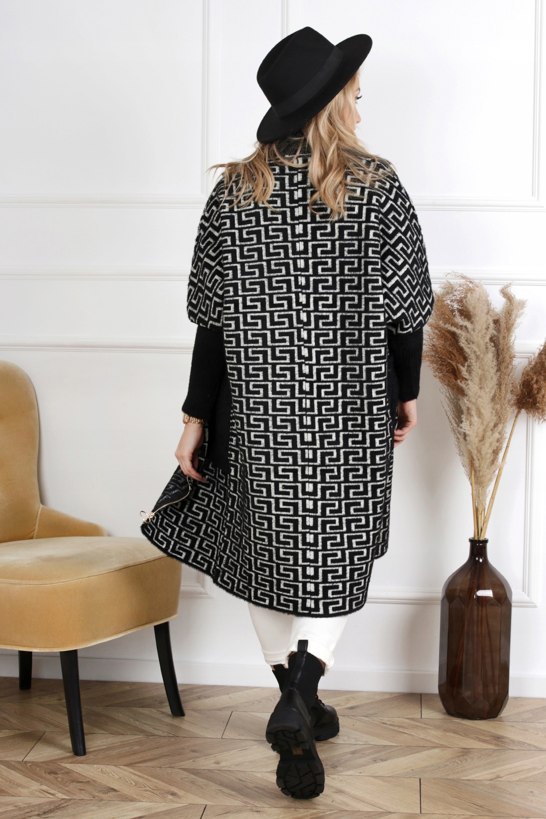 PŁASZCZ DAMSKI MODNY WYGODNY ALPAKA WZORY PLUS SIZE CZARNO-BIAŁY 2106 Model 2106