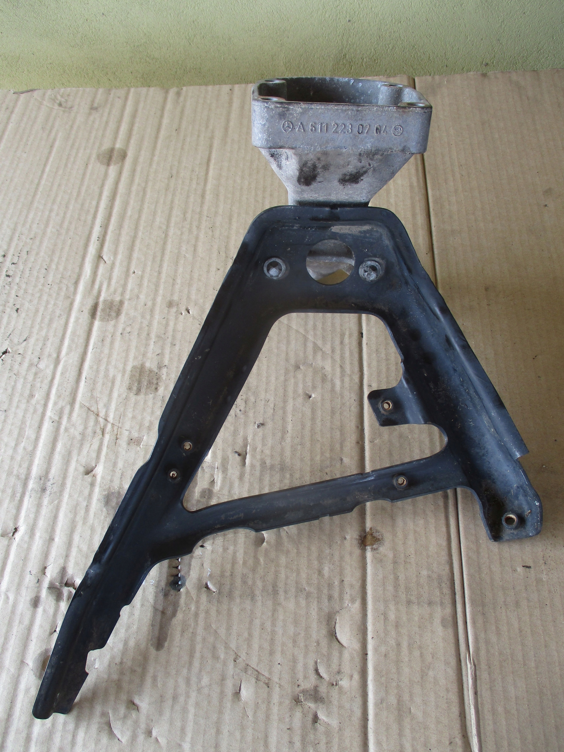 лапа крепление коллектора A6112230204 W211 2.2CDI