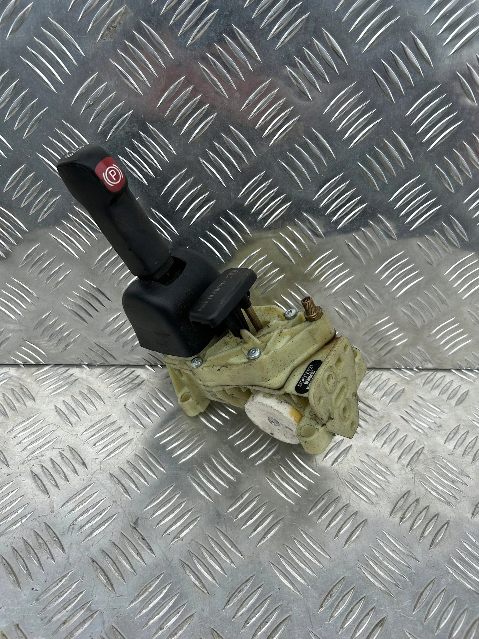 MANETKA HAMULCA RĘCZNEGO ZE ZBIJAKIEM SCANIA R