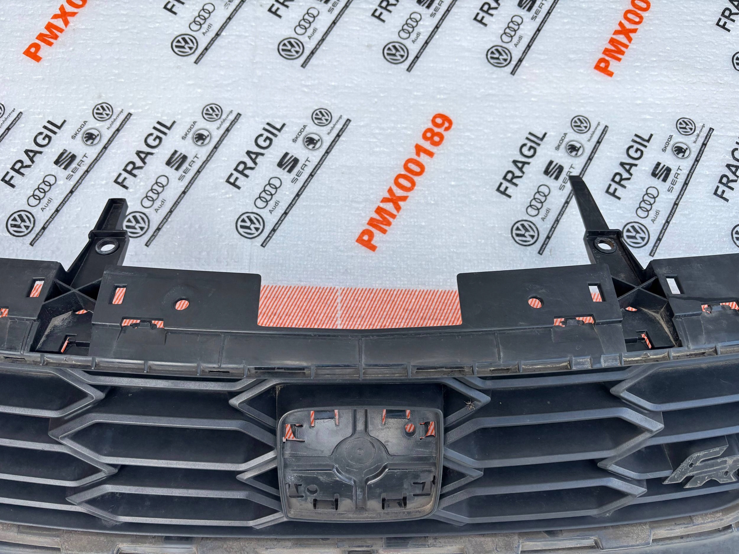 seat LEON 3 5F0853654J решетка радиатора