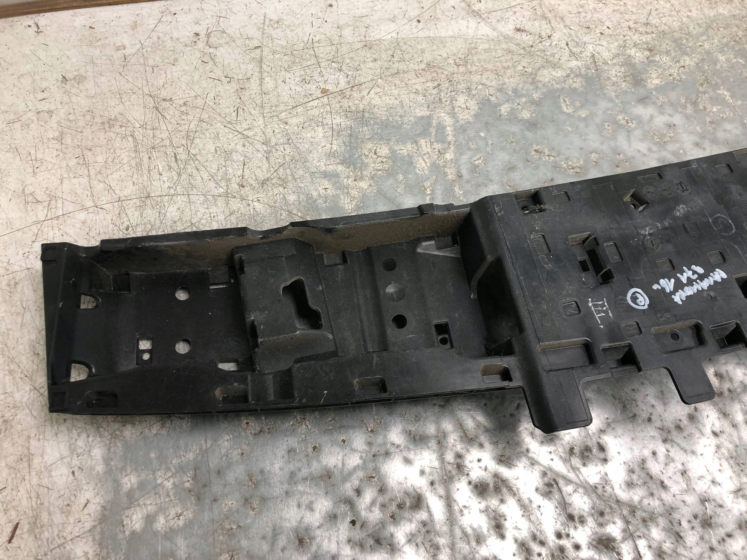 Support plaque SPOJLERA du capot PORSCHE PANAMERA 971 971827934A