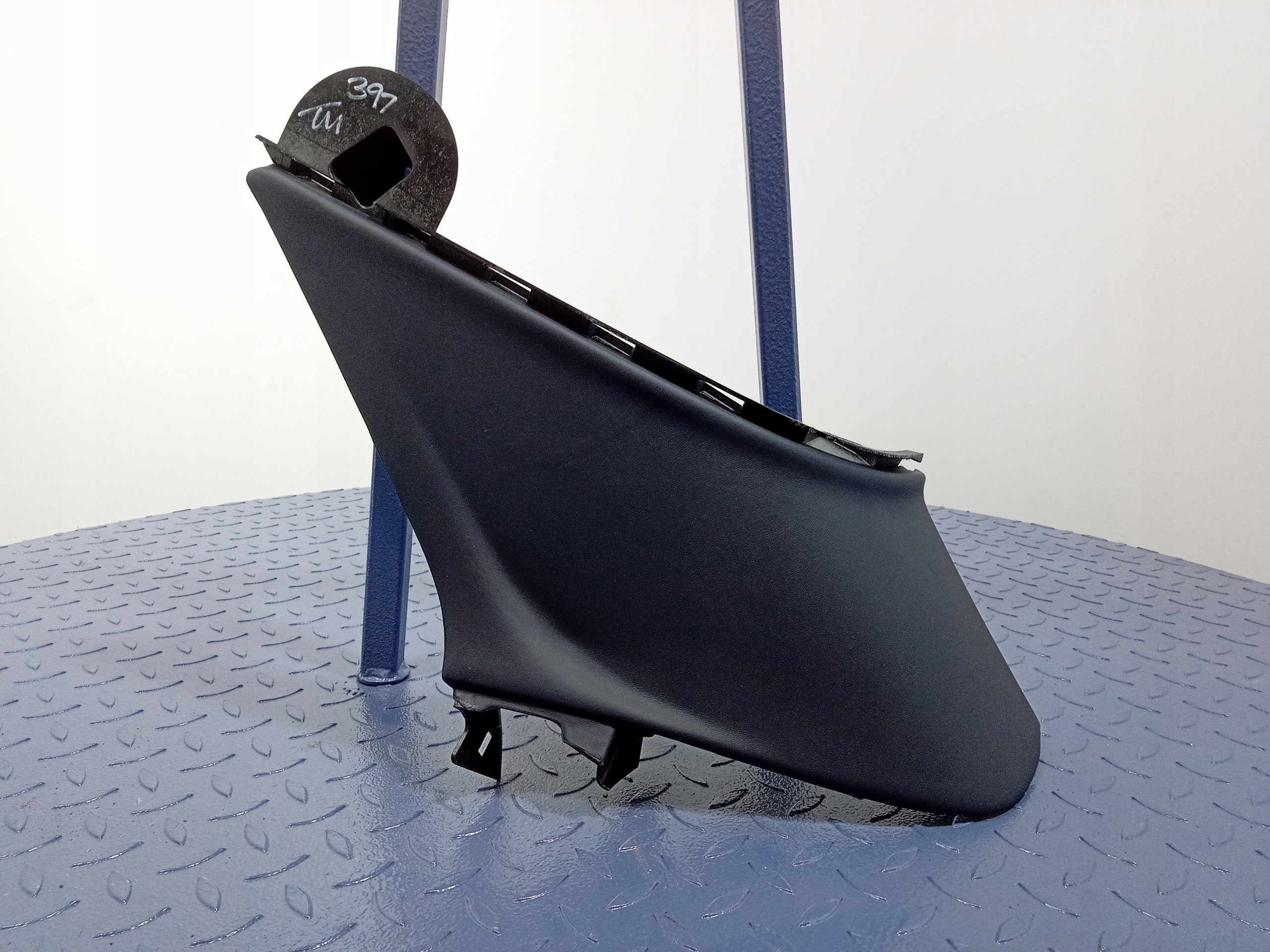 BENTLEY BENTAYGA 36A КРИШКА ЗАДНЬОЇ СТІЙКИ D ПРАВА