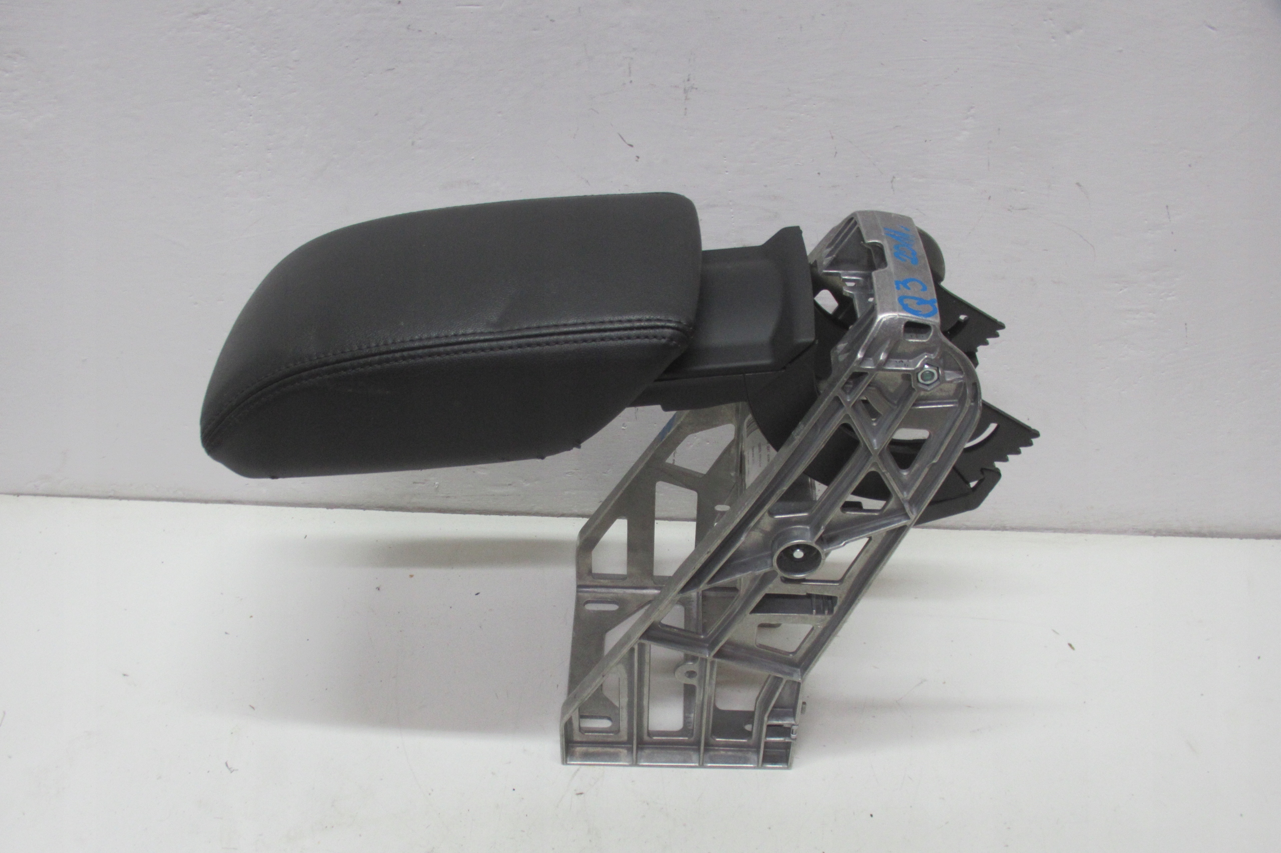 AUDI Q3 11R Armlehne Leder