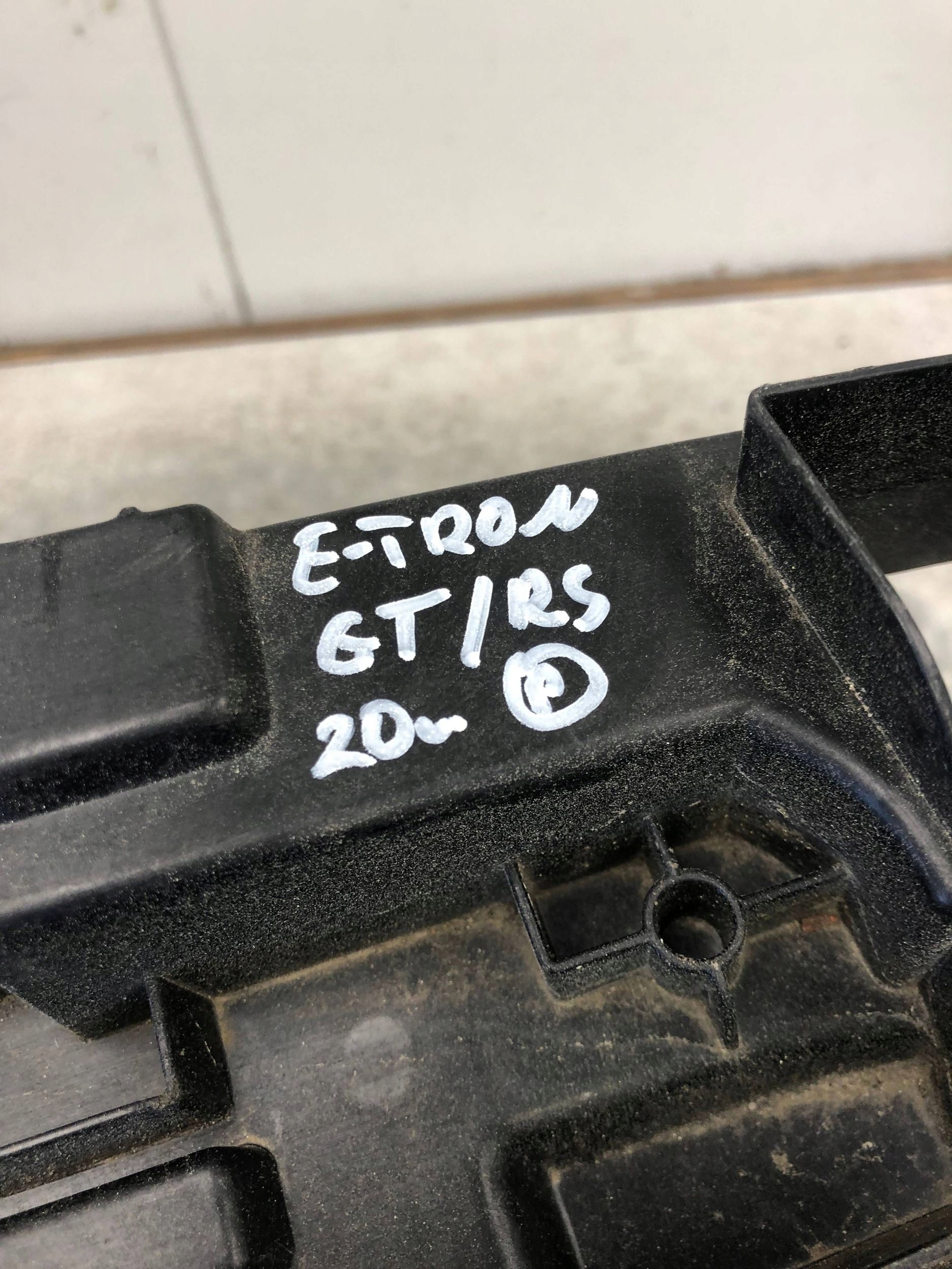 držák stěny předního AUDI E-TRON GT 4J3807233