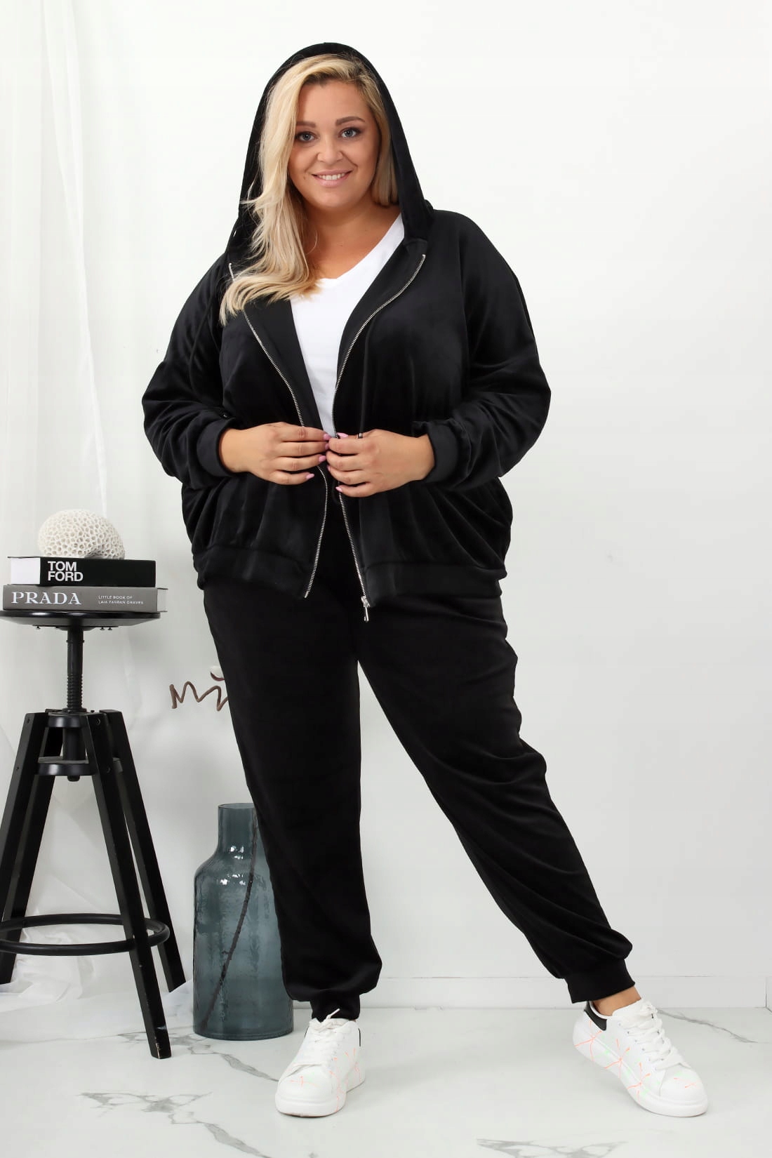 Czarny Dres damski welurowy PLUS SIZE r. 54/56 Rozmiar 7XL/8XL