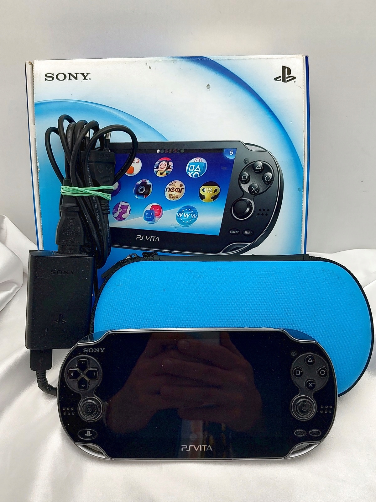 Konsola Sony PS Vita PCH-1004 +Ładowarka, Etui, Pudełko