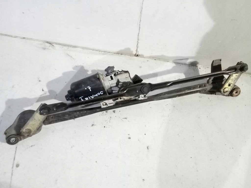 Hyundai Sonata V 06 wiper mechanism front