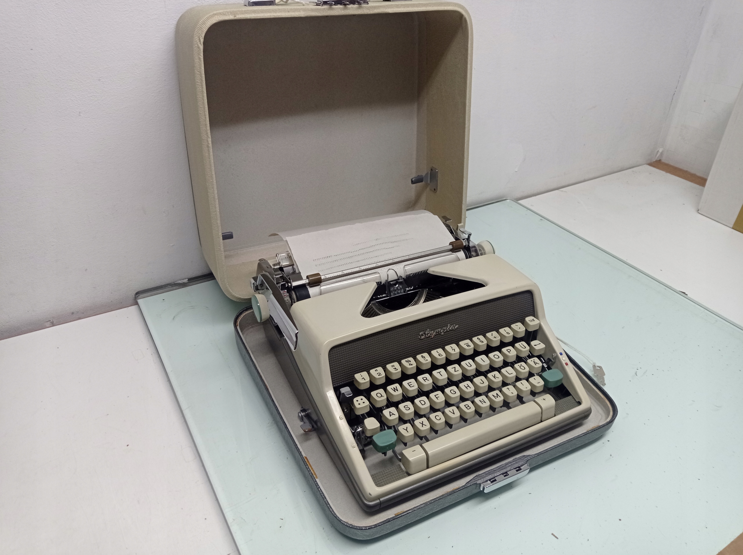 ŚLICZNA MASZYNA DO PISANIA - OLYMPIA SM 7 - WALIZKA